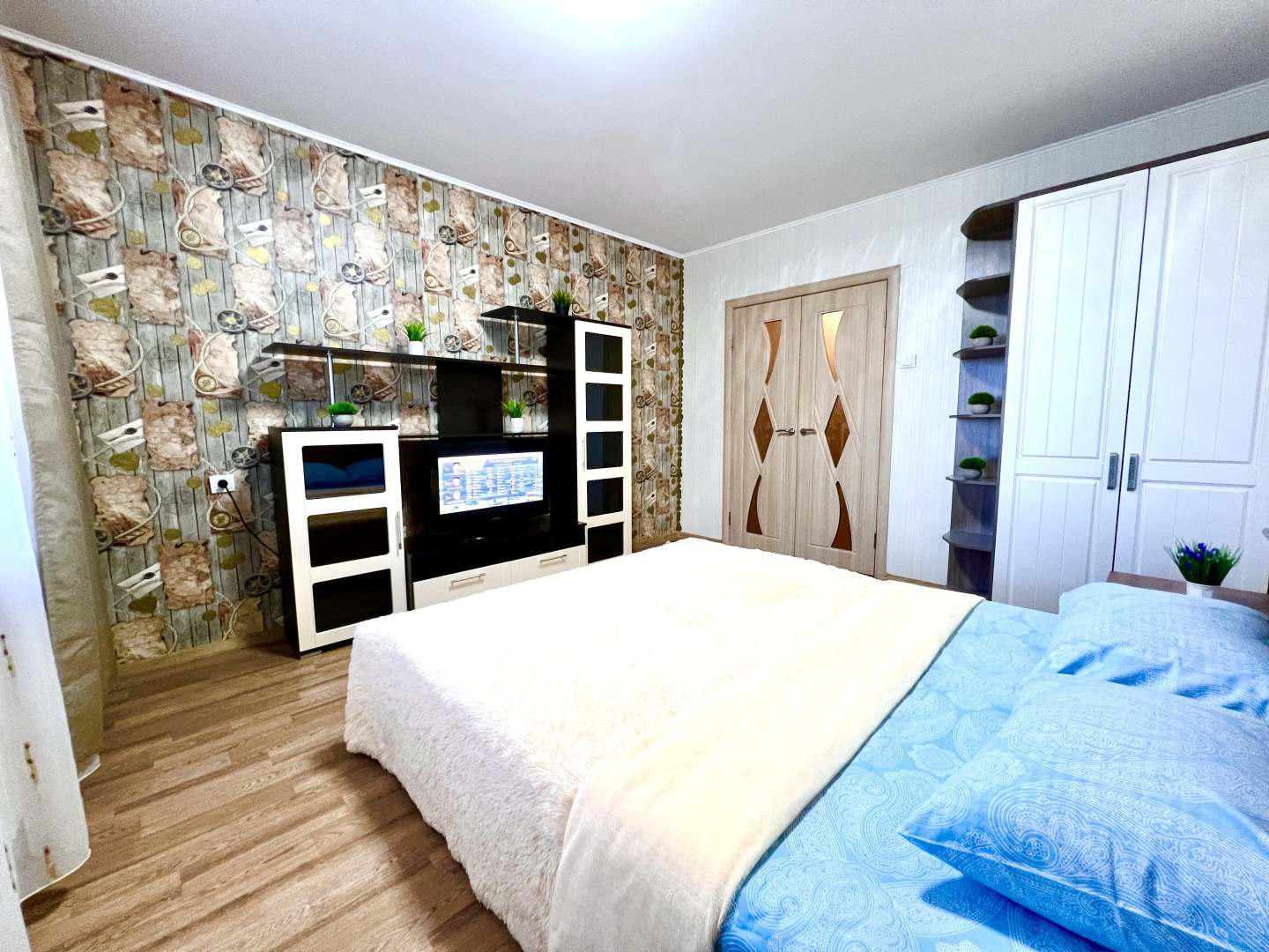 Апартаменты двухкомнатные (на Ново-Вокзальной 257А)