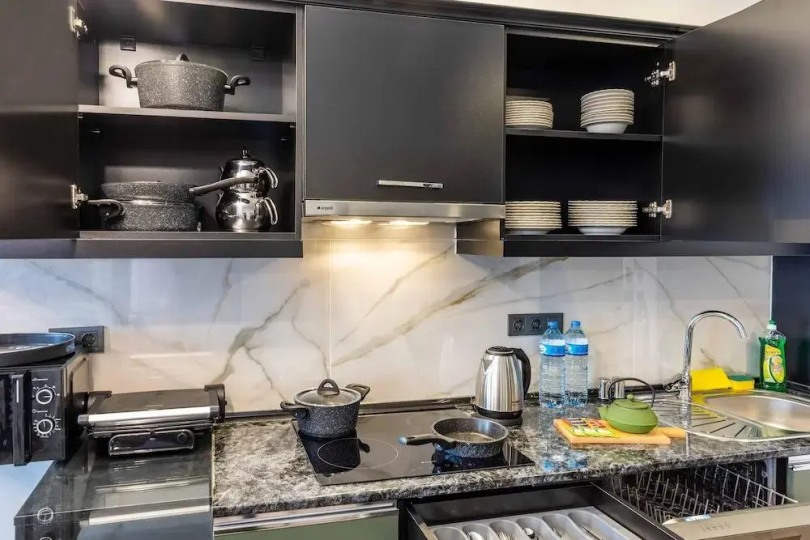 Отель BayMari Suites City Life