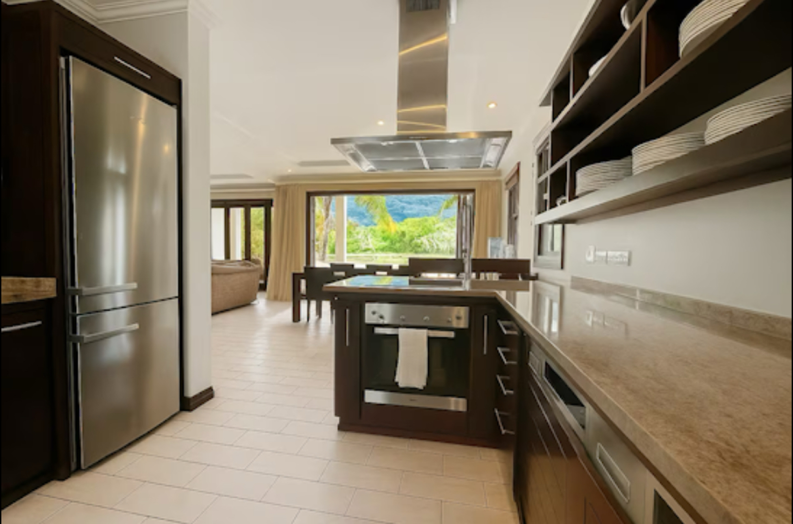 Вилла с Выходом на Пляж Eden Island