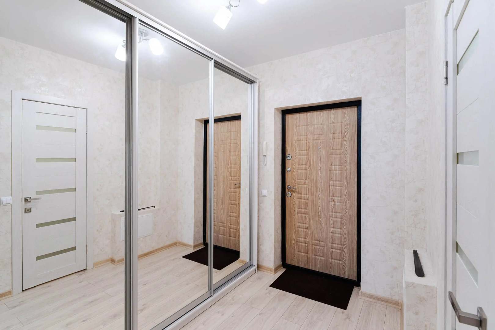 Апартаменты Студия в самом центре левого берега Иртыша