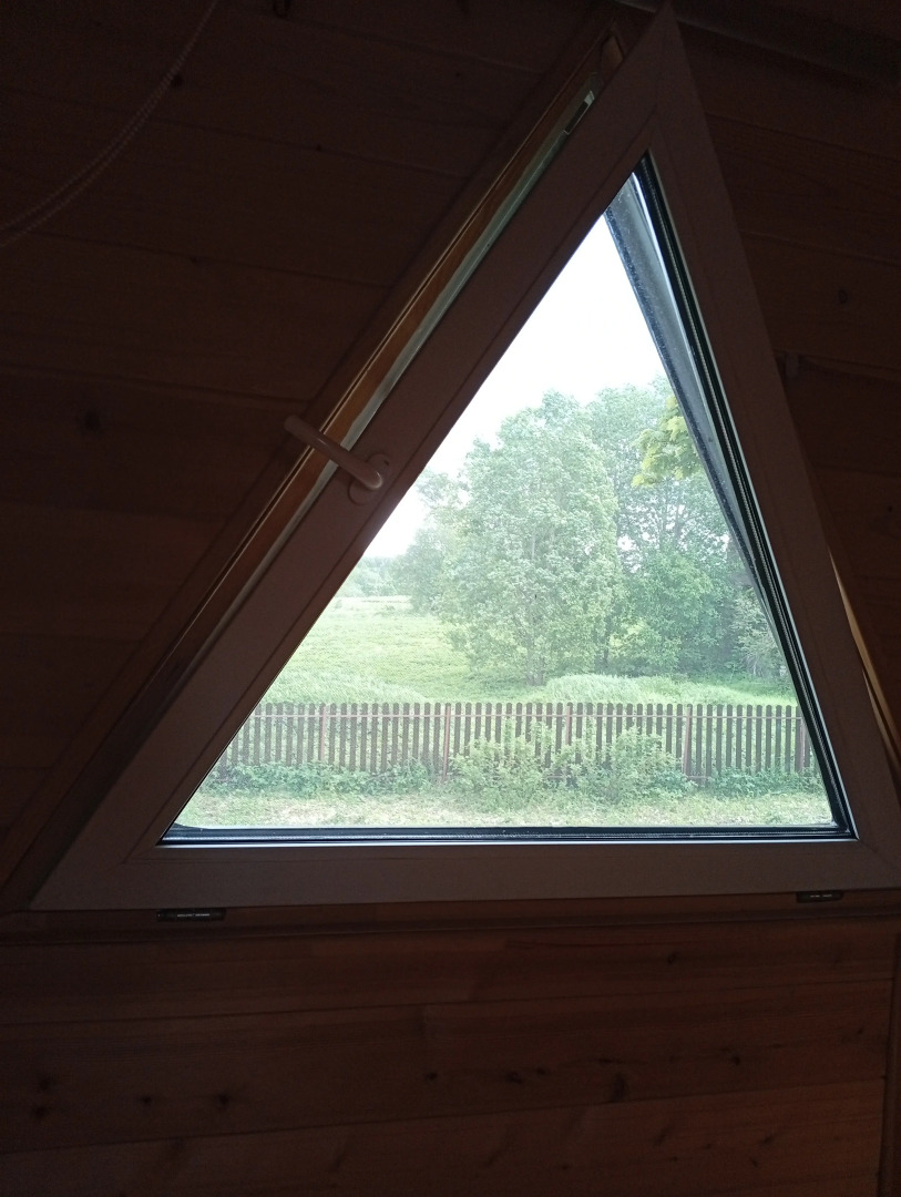 Частный дом с балконом у речки