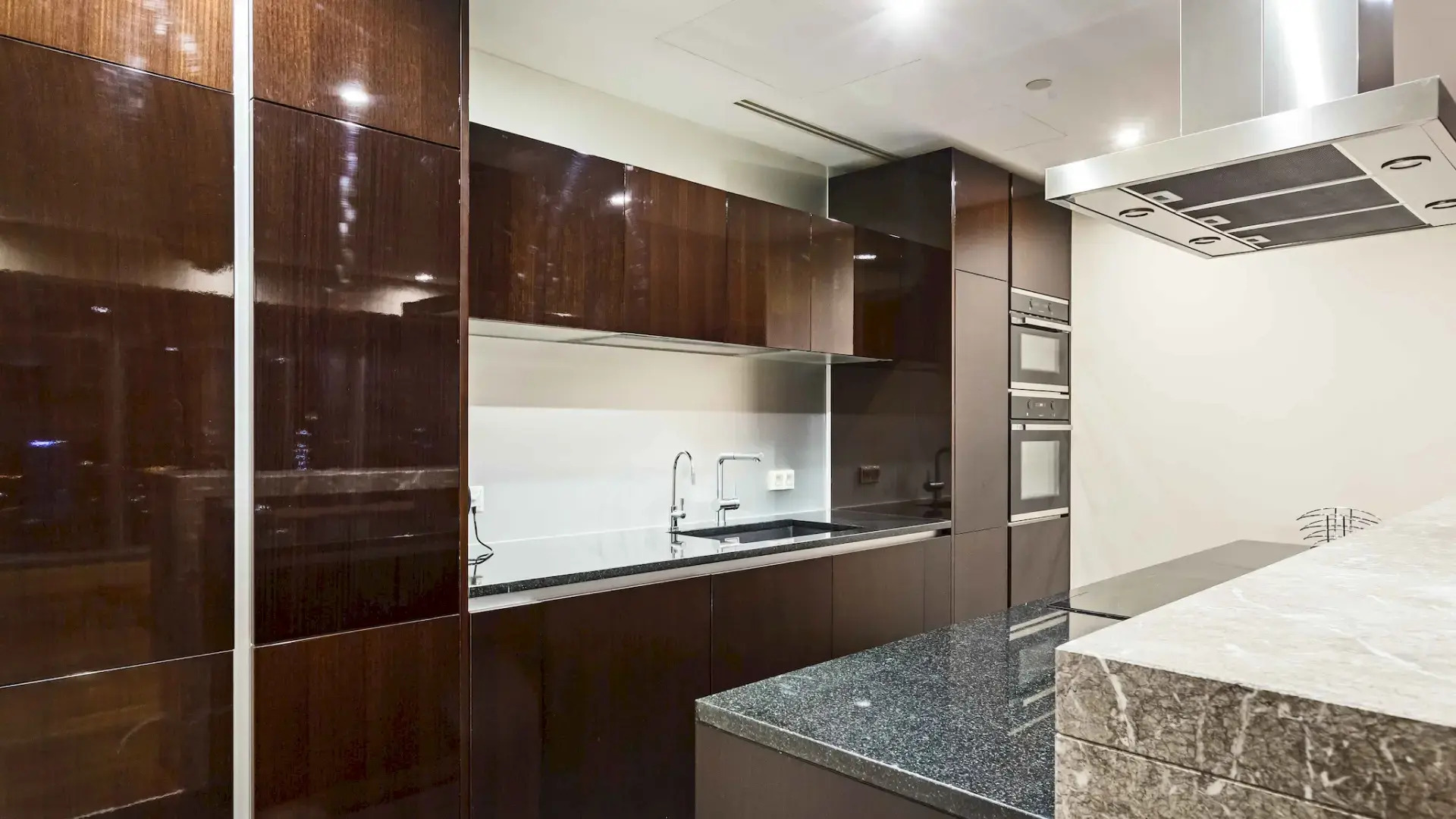 Апартаменты Москва Сити с  панорамной ванной и угловым видом 47 этаж 3 комнаты