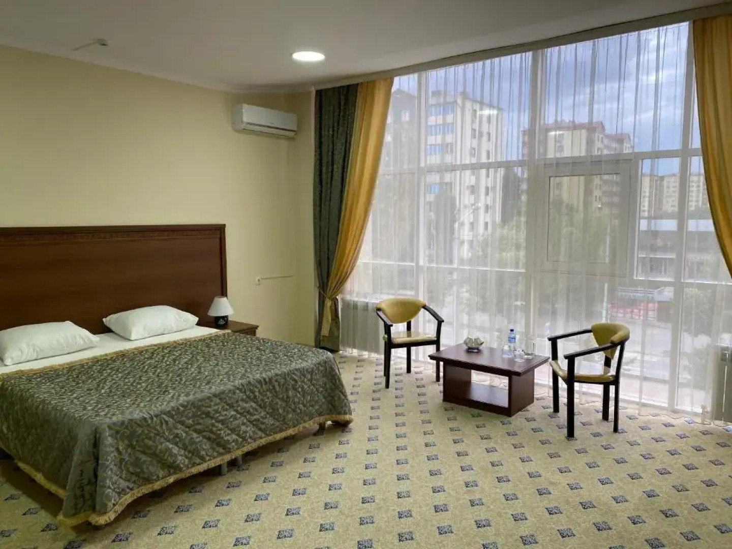 Отель Continent