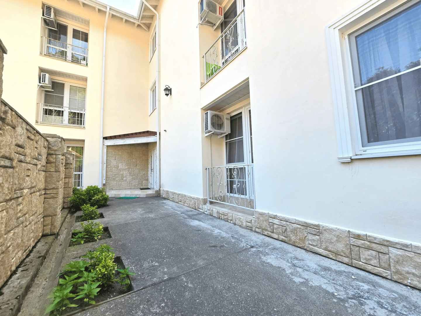 Квартира теплая с отдельной спальней полноценной кухней и видом на горы