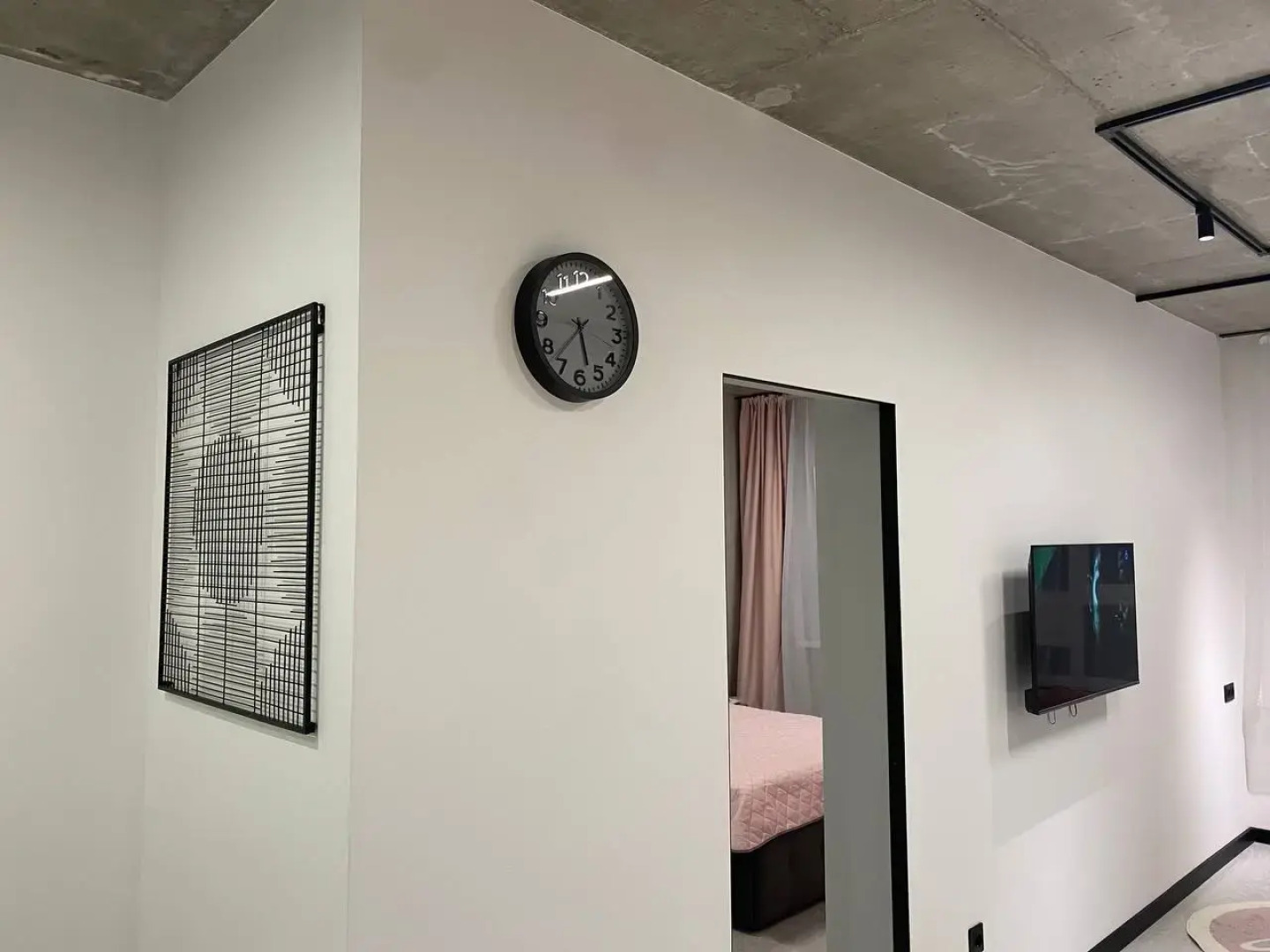 Апартаменты Пикассо - индустриальный шик с яркими акцентами