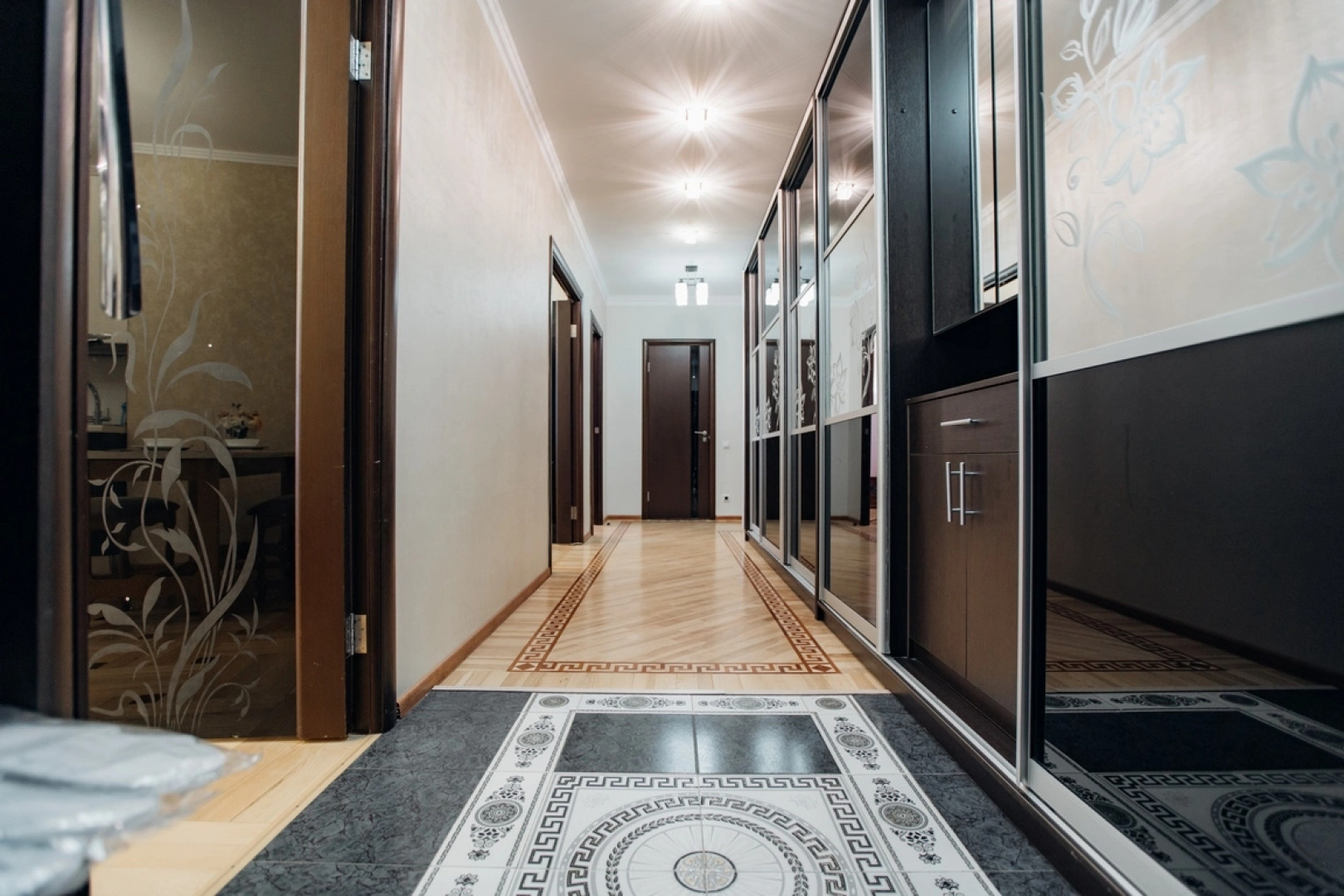 Трехкомнатные апартаменты возле Музея Космонавтики в Новом доме с Панорамными окнами 1/16