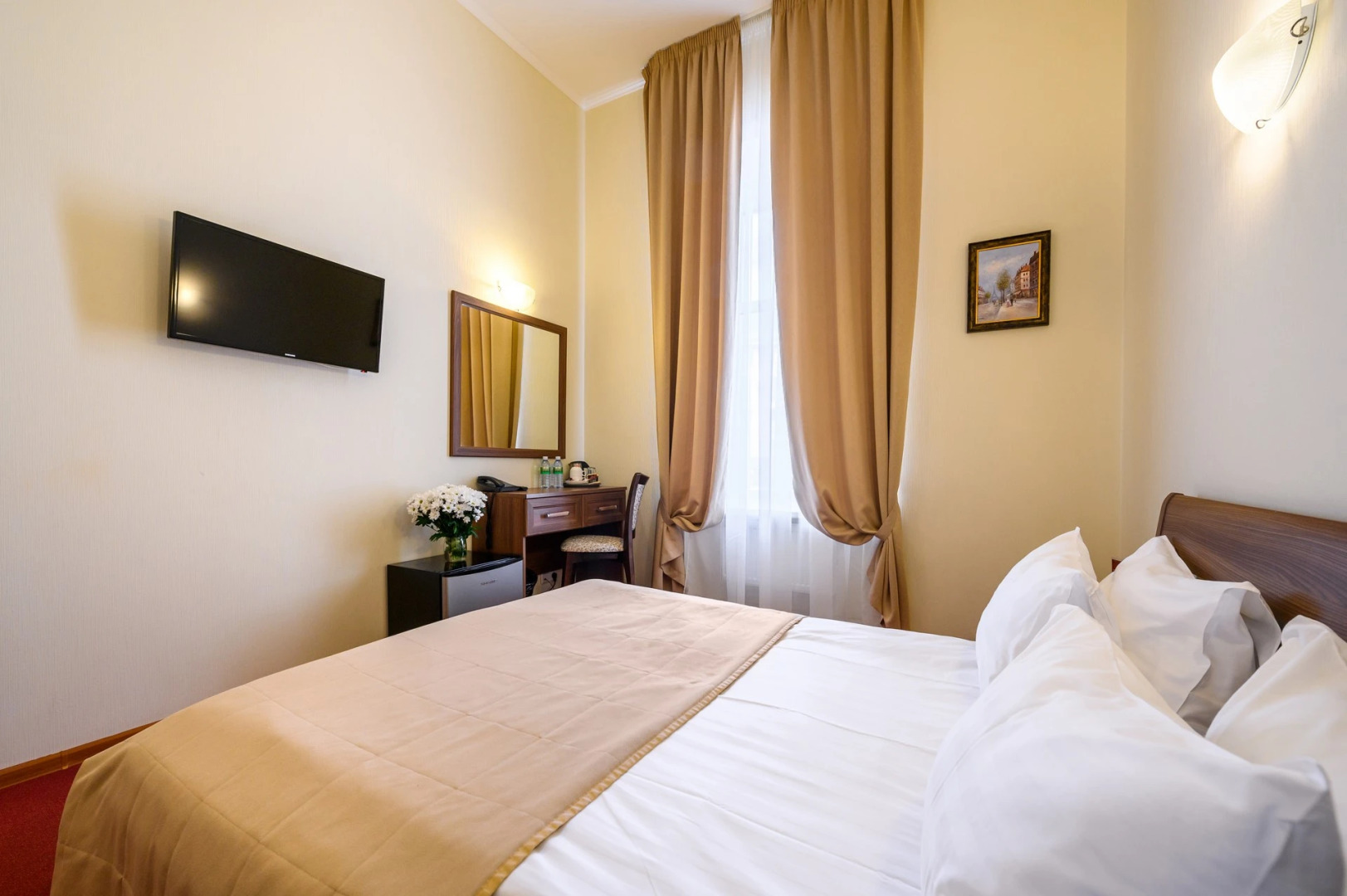 Соло на набережной реки Мойки 82