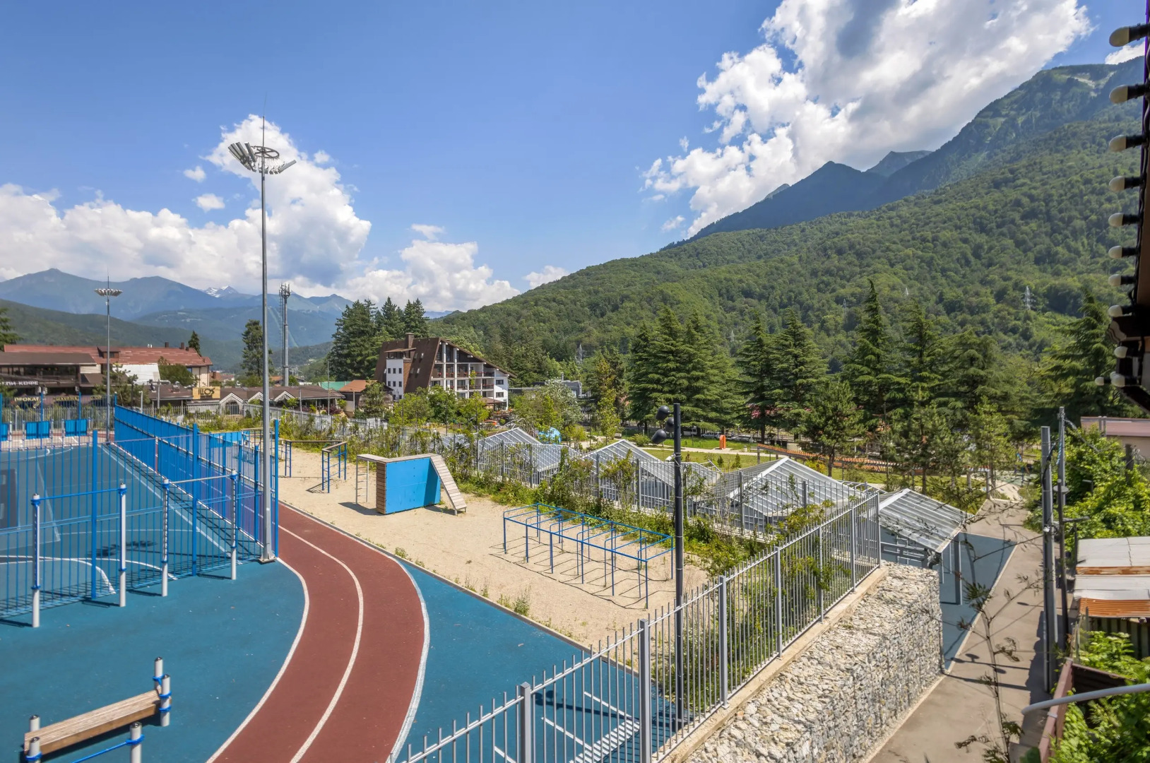 Частный дом у сквера в центре Поляны