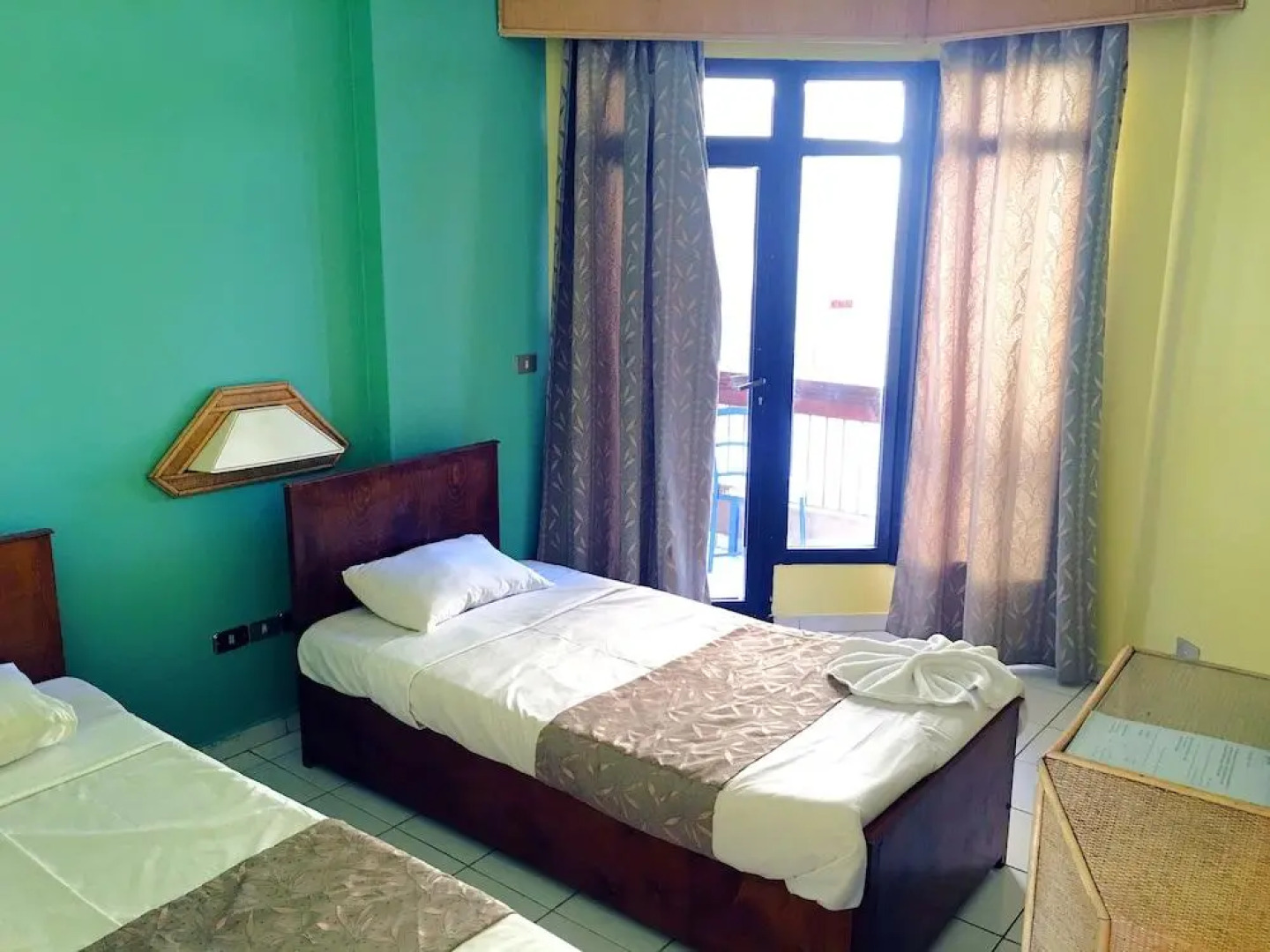 Отель Gaddis Hotel, Suites and Apartments