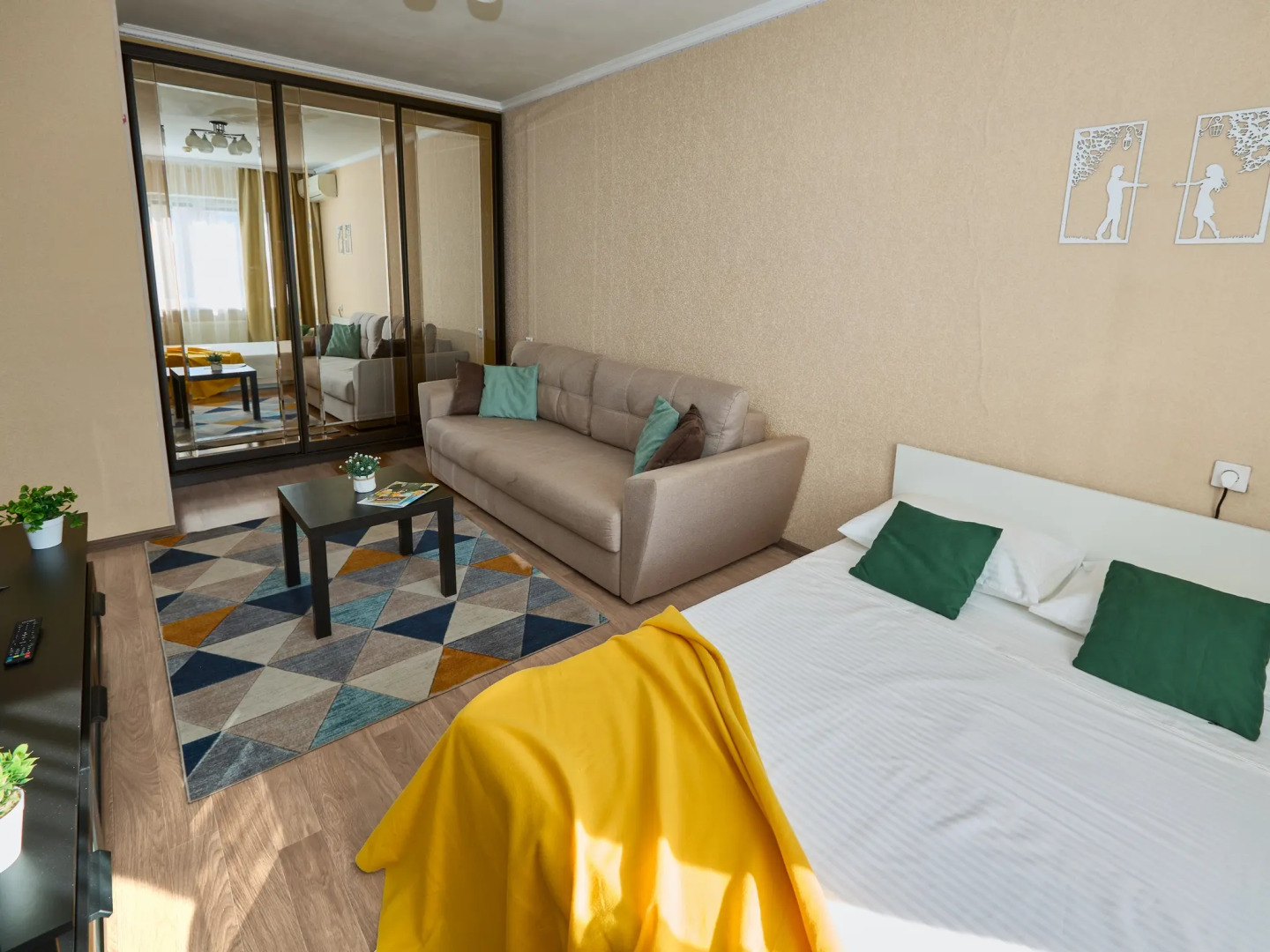 Квартира с диваном на кухне и балконом на Байбакова 2