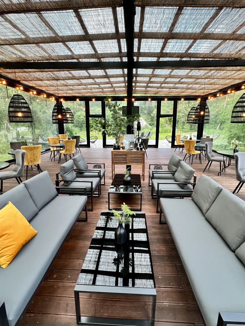 Поляна Глэмпинг, 1-я линия моря (12+)