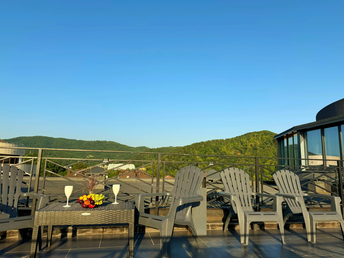 Апартаменты с небольшим балконом. 3 минуты до Моря. Для троих.