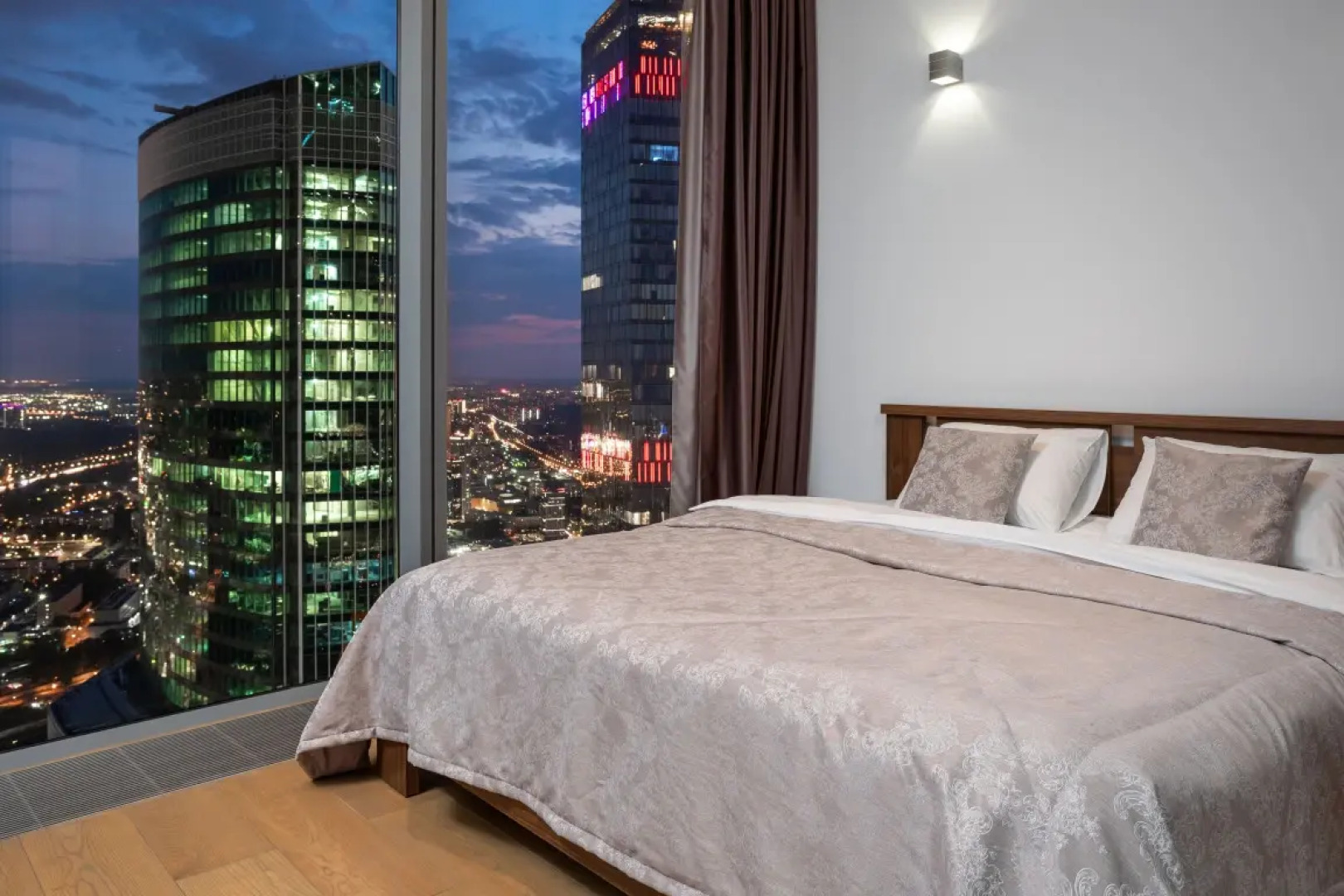 Студия для двоих на 74-м этаже