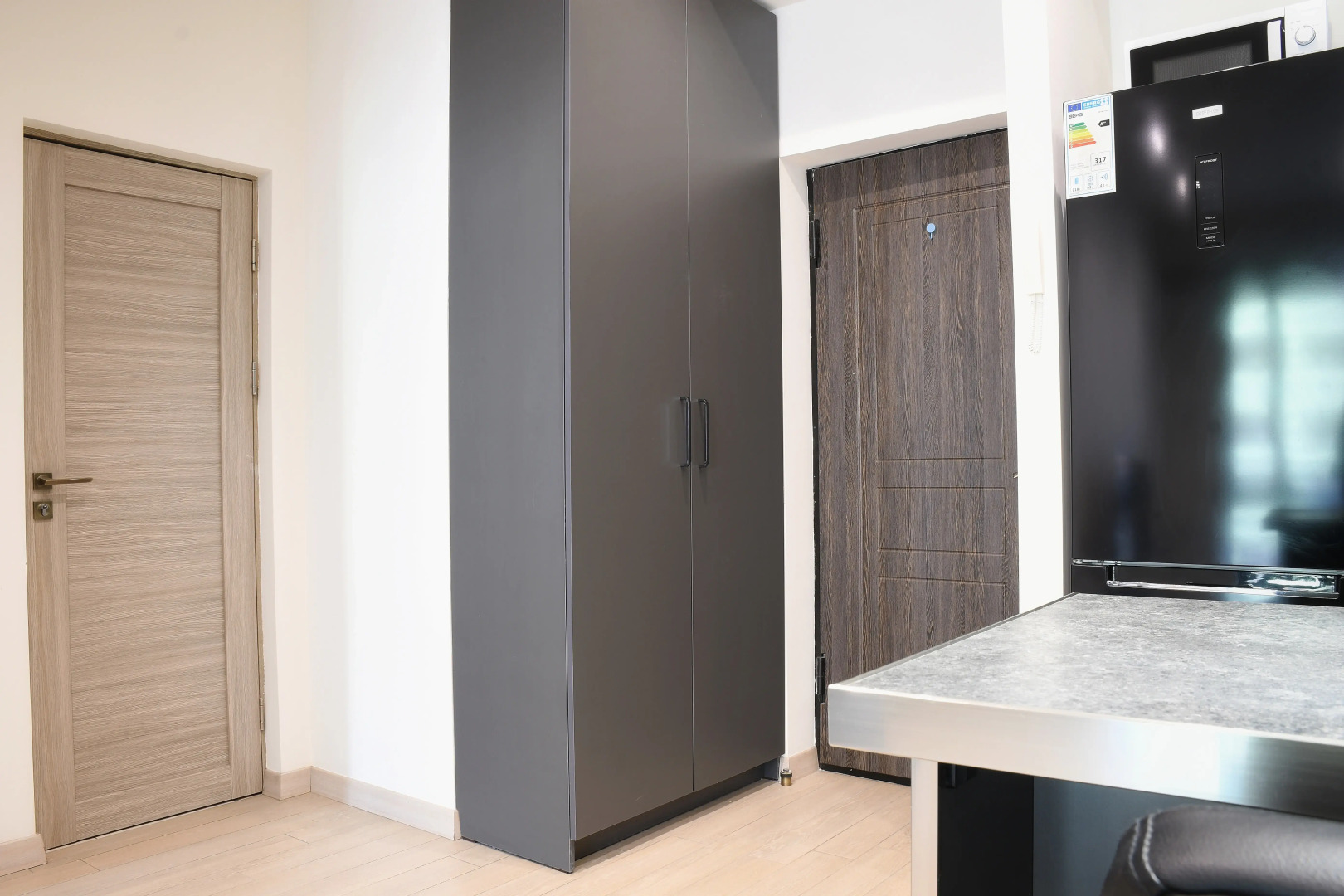 Апартаменты Newly Renovated Condo, Steps to Republic Square