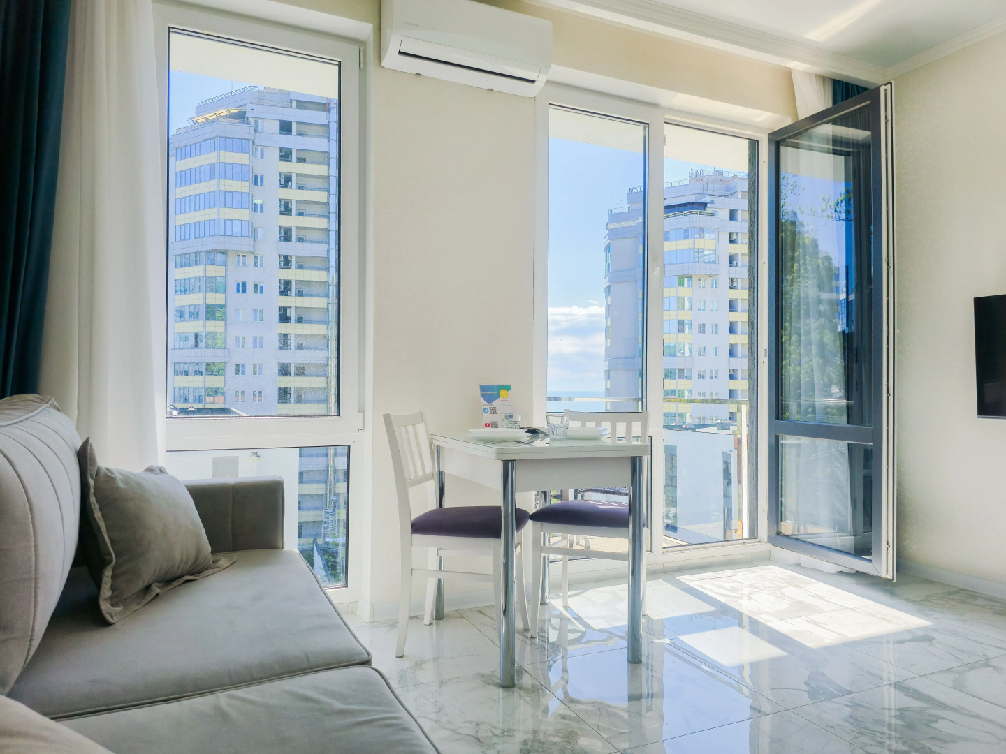 Квартира светлая студия с видом на море и балконом с бассейном на территории