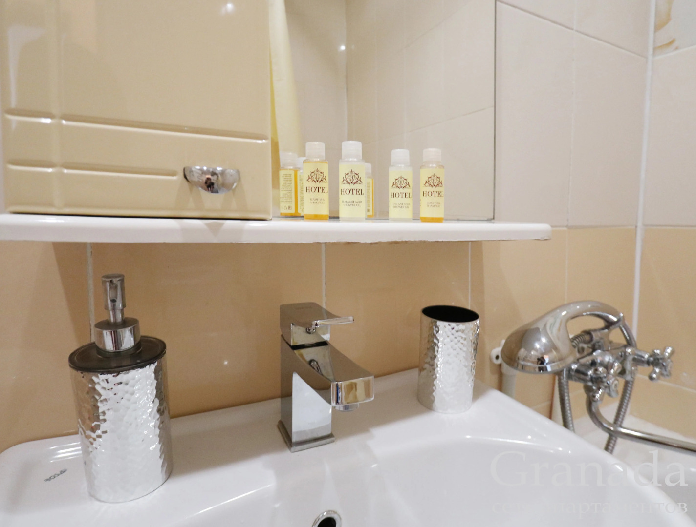 Апартаменты Granada Тихая уютная однокомнатная с шикарным видом на город и пруд