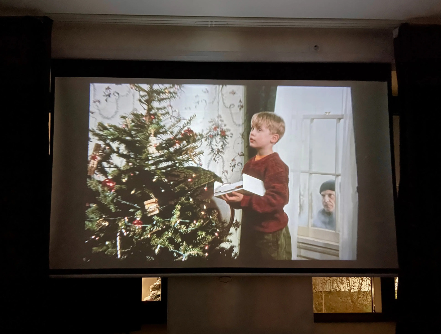 Квартира с проектором у метро в новом доме