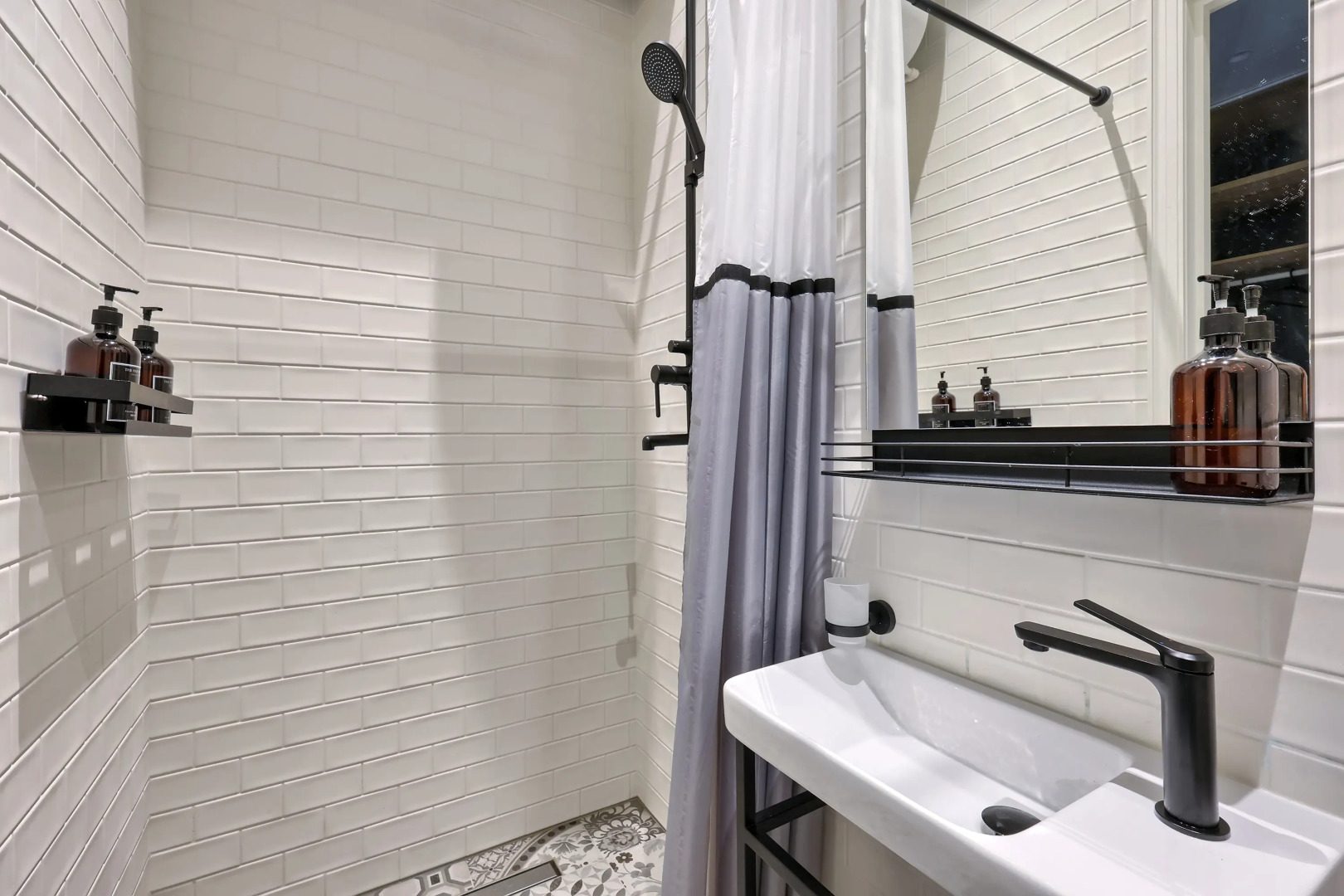 Апартаменты MyHomeYourHome на Чайковского 2\7