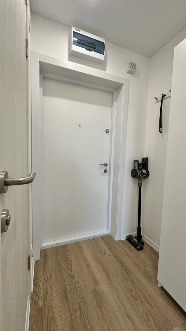 Апартаменты Истоман Two с видом на пруд