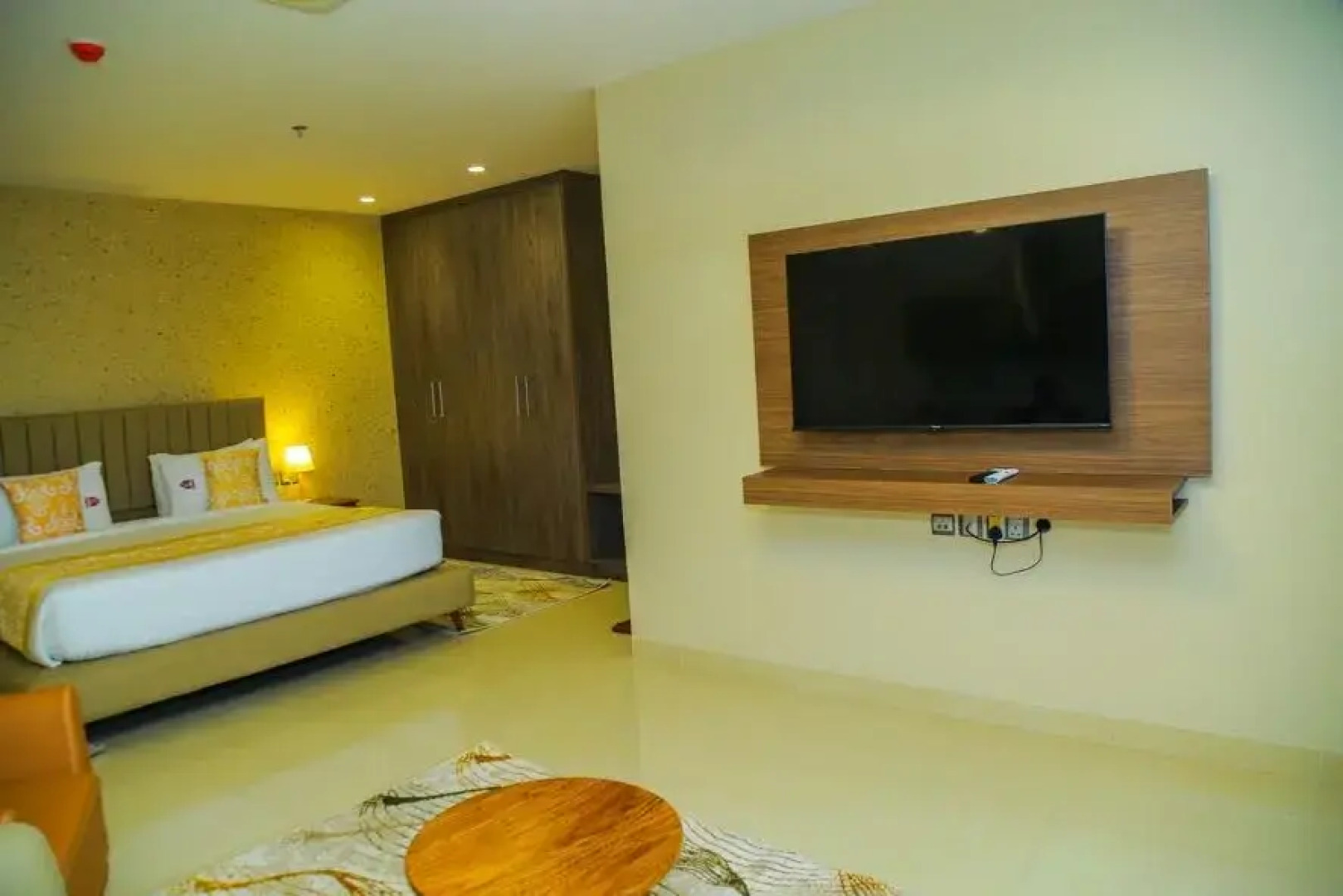 Отель King Jada Apartments & Hotel