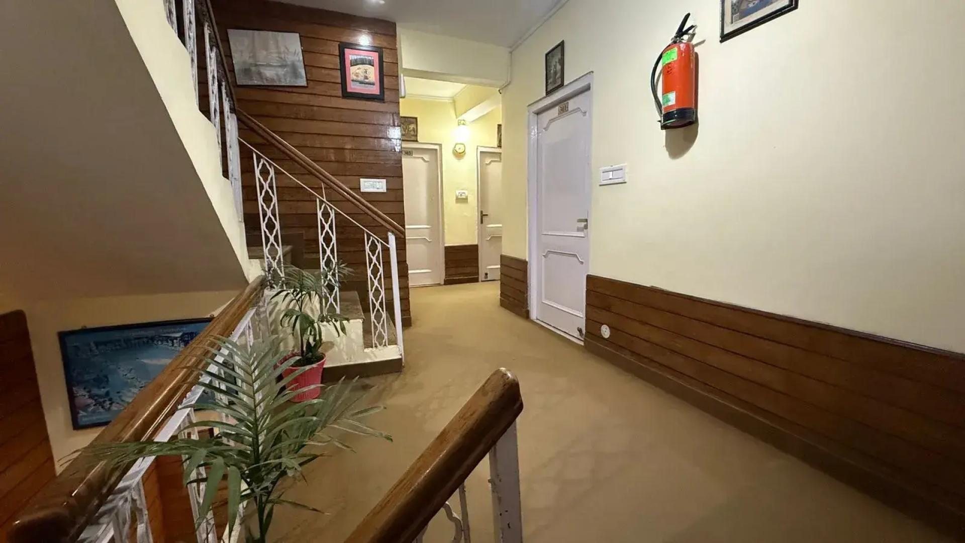 Отель Snow Crest Inn