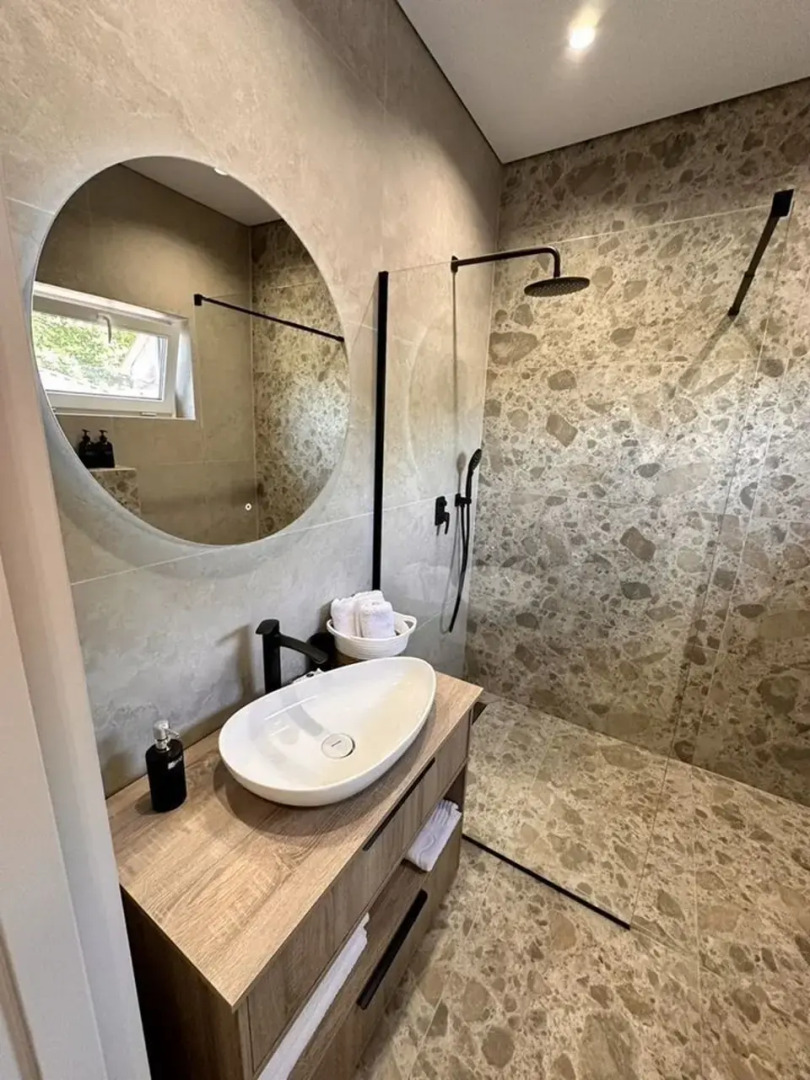 Апартаменты на втором этаже с балкoном