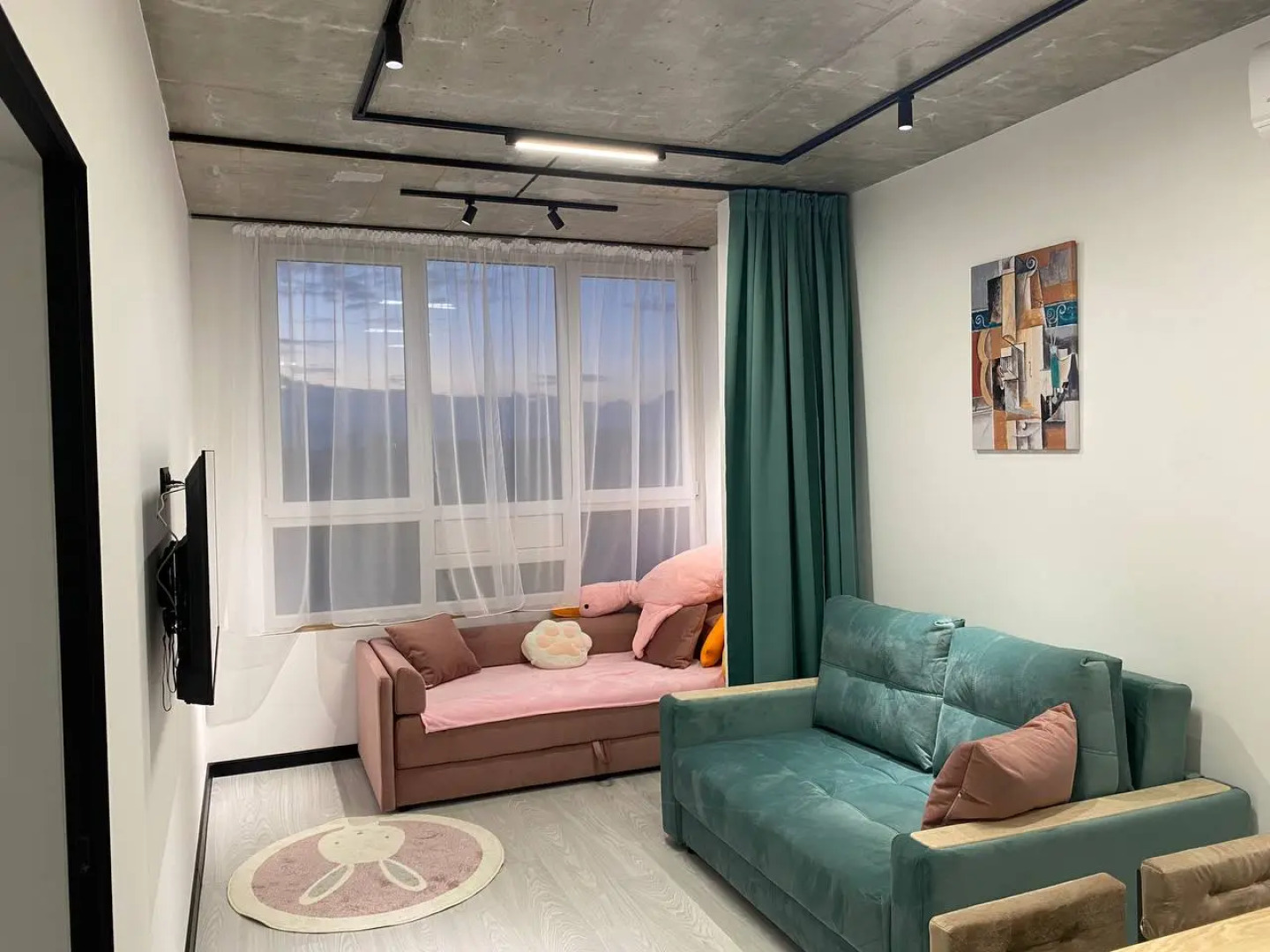 Апартаменты Пикассо - индустриальный шик с яркими акцентами