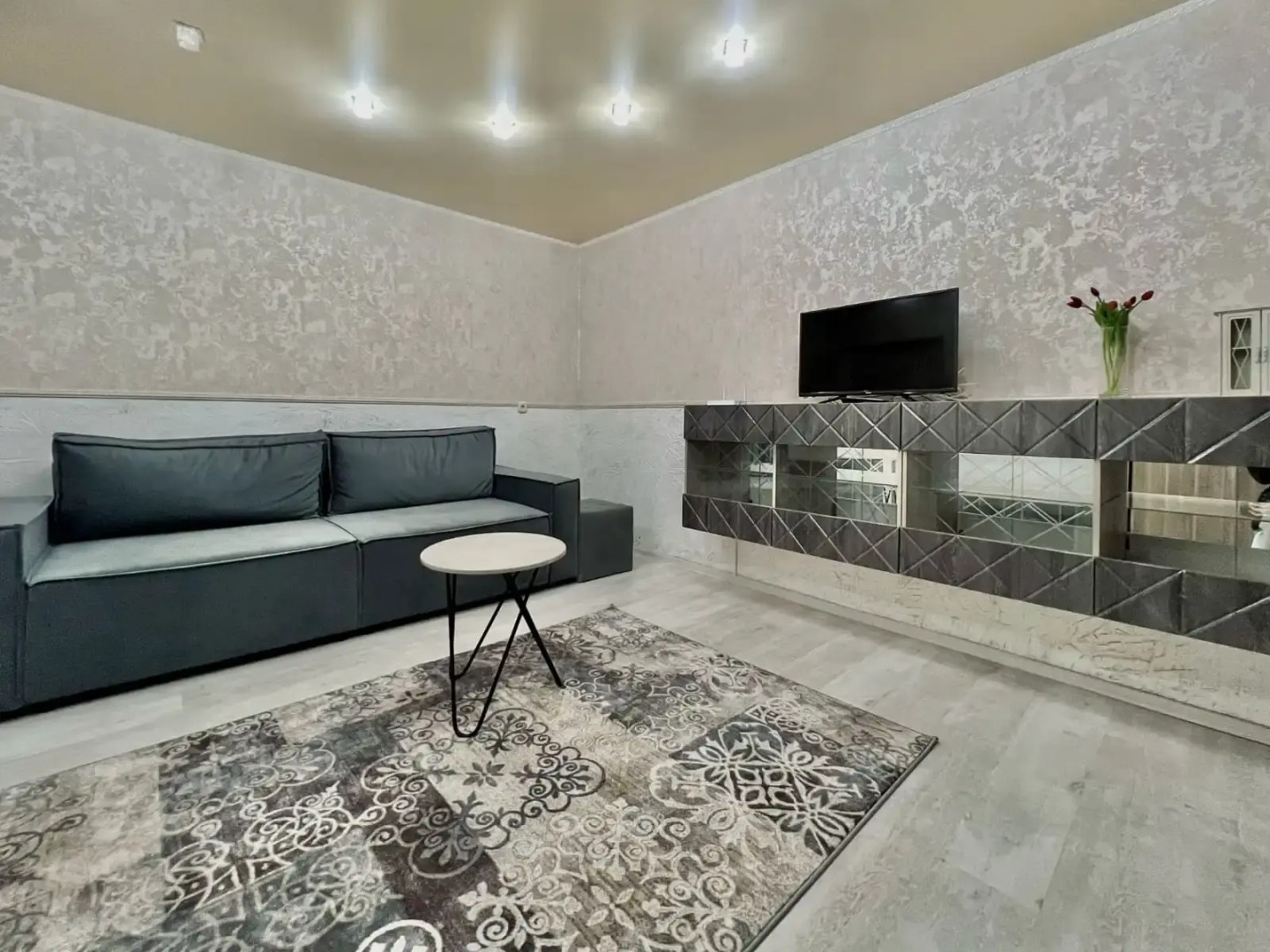 Двухкомнатная Квартира возле Площади Победы, Азгура 3