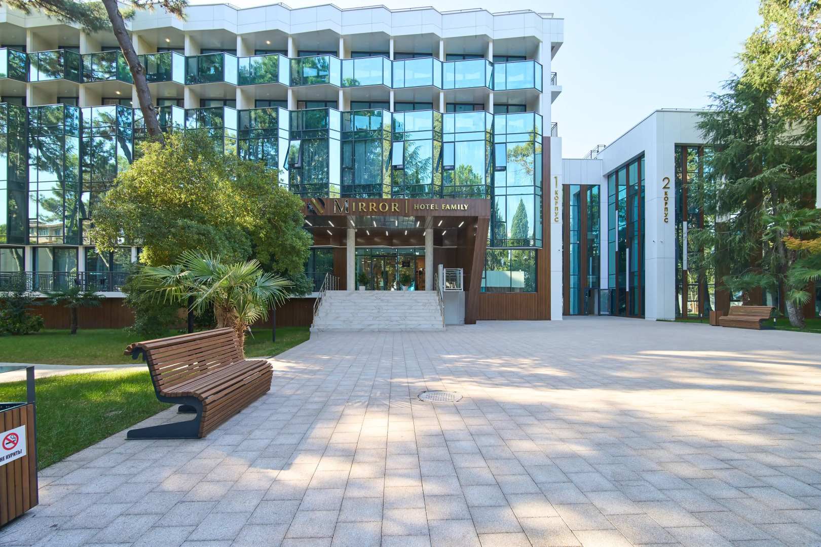 Отель Mirror Family