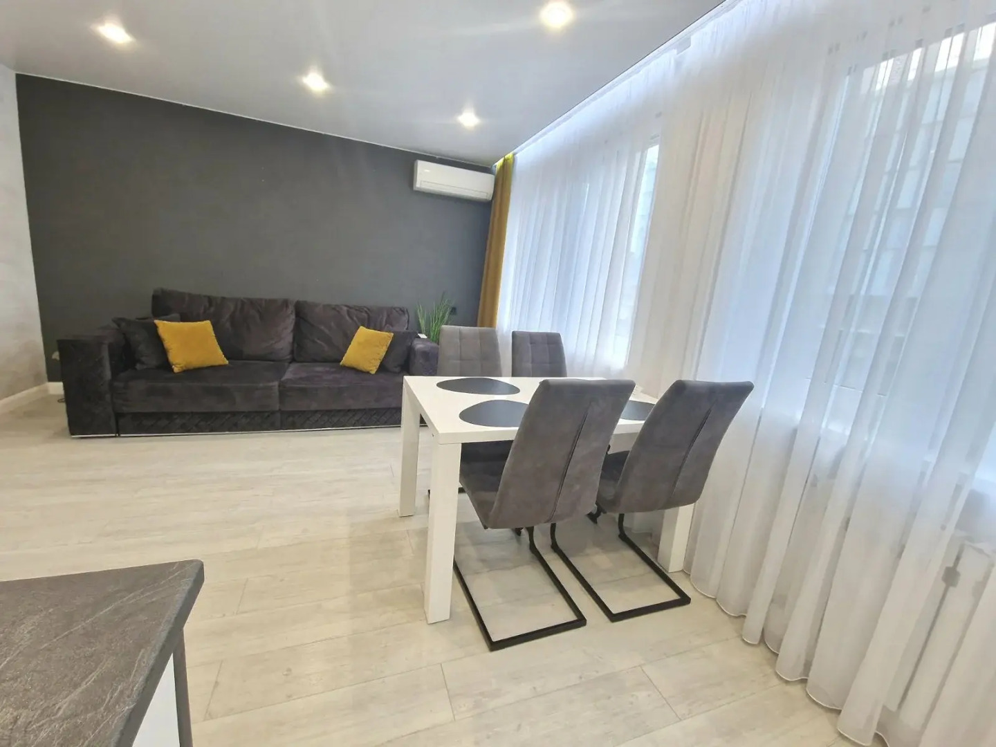 Апартаменты Трёхкомнатный Люкс, центр, площадь Победы, Черняховского 10А, Колибри#10А