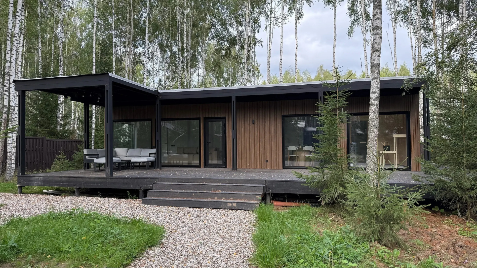 Частный дом в окружении леса с сауной