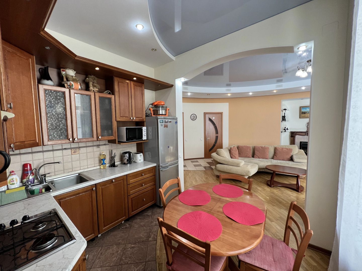 Трехкомнатная квартира с сауной и джакузи Парковка