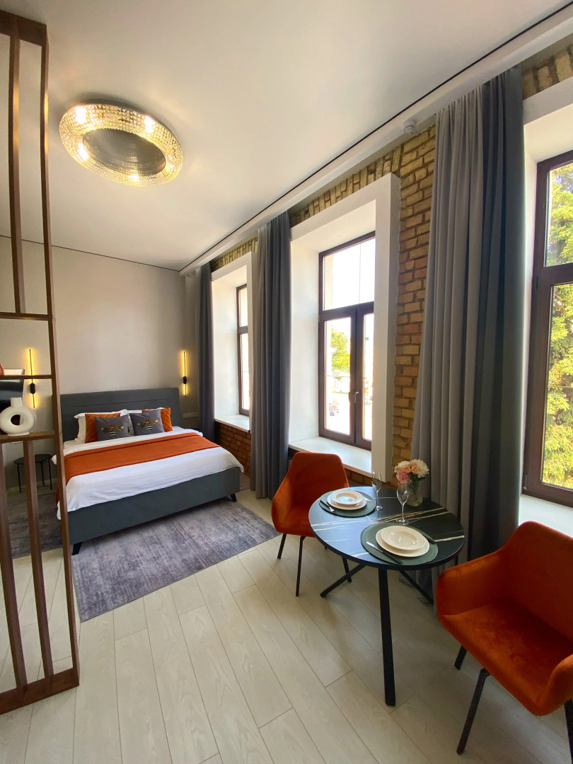 Апартаменты в самом центре города с видом на пешеходную улицу