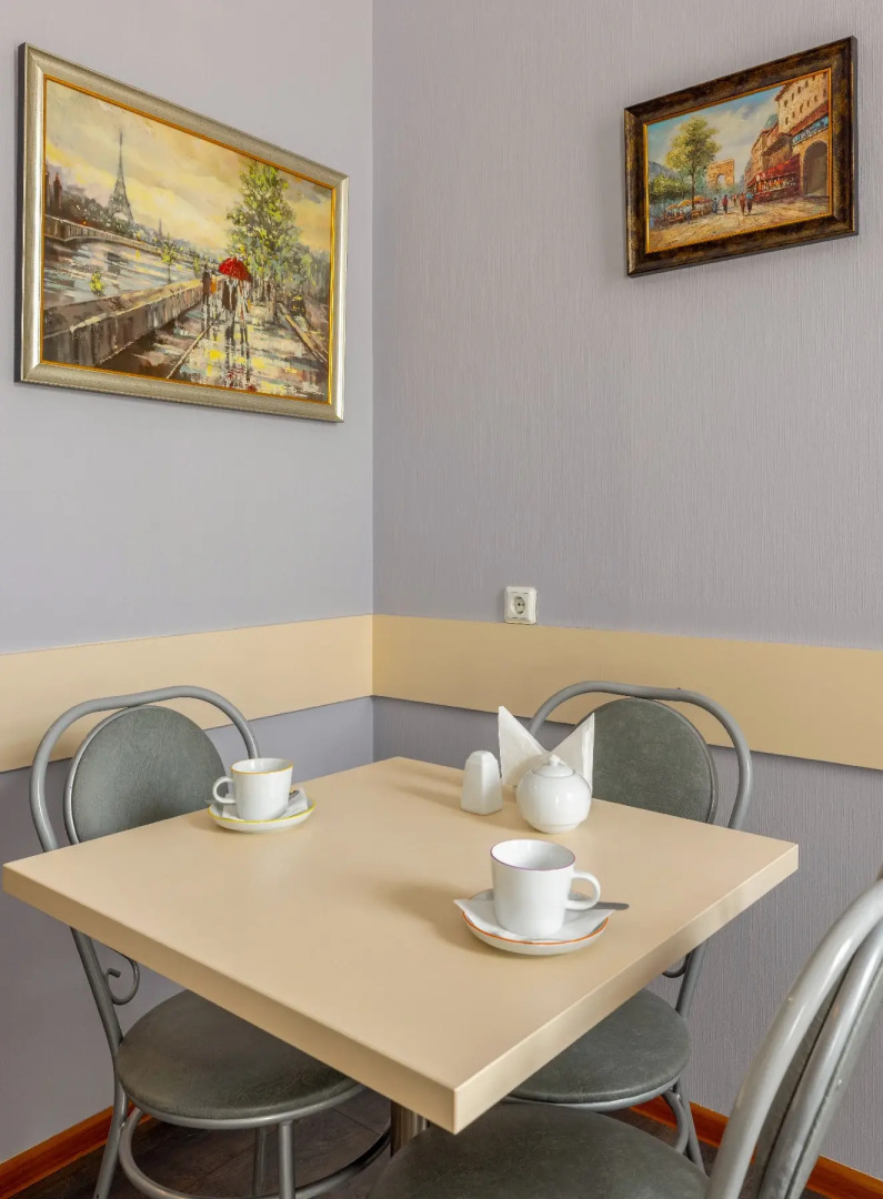 Соло на набережной реки Мойки 82