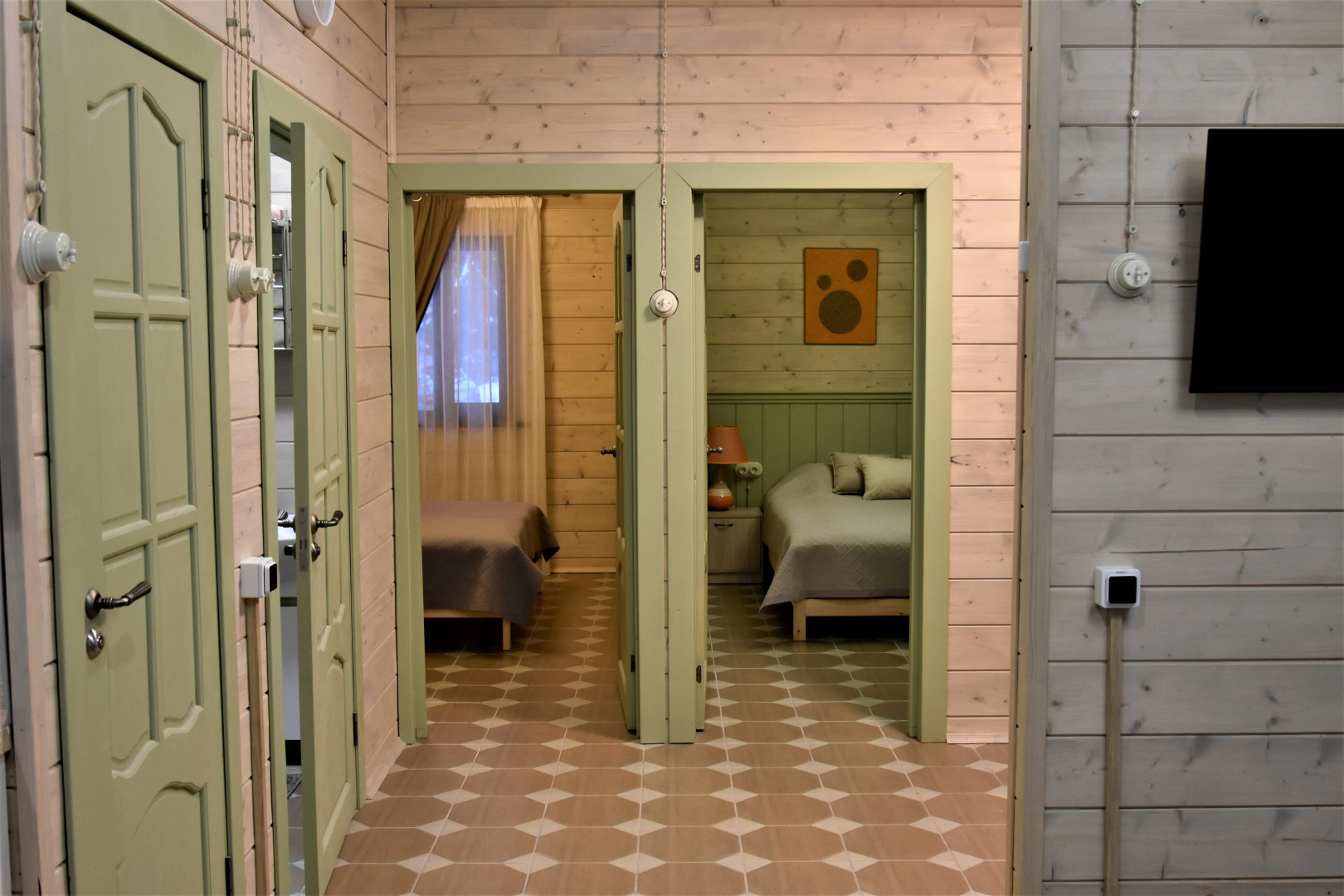 Лесной домик на берегу Озера Волго на Селигере - коттеджи Сосновый бор