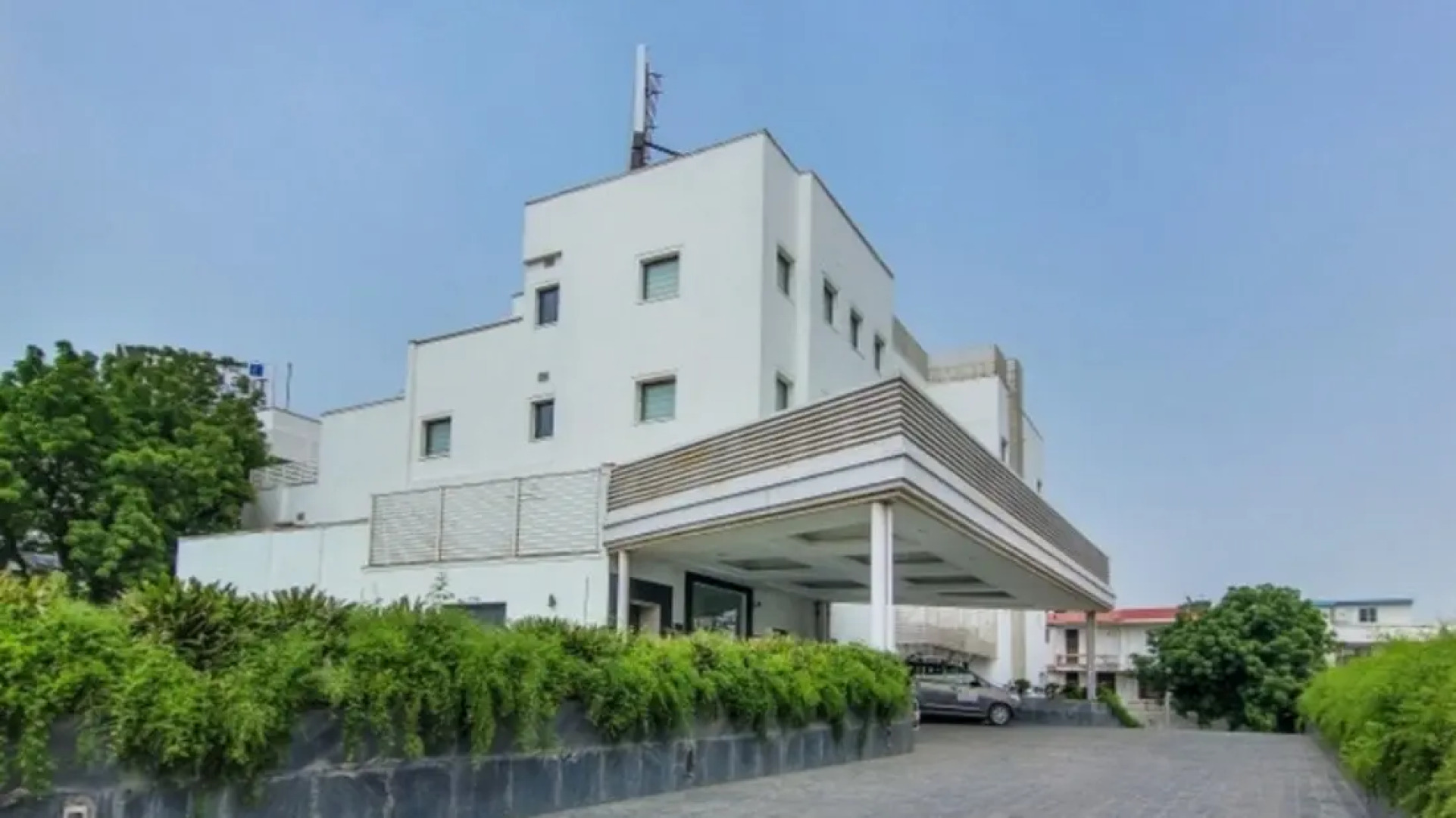 Отель Vibe by The LaLiT Traveler