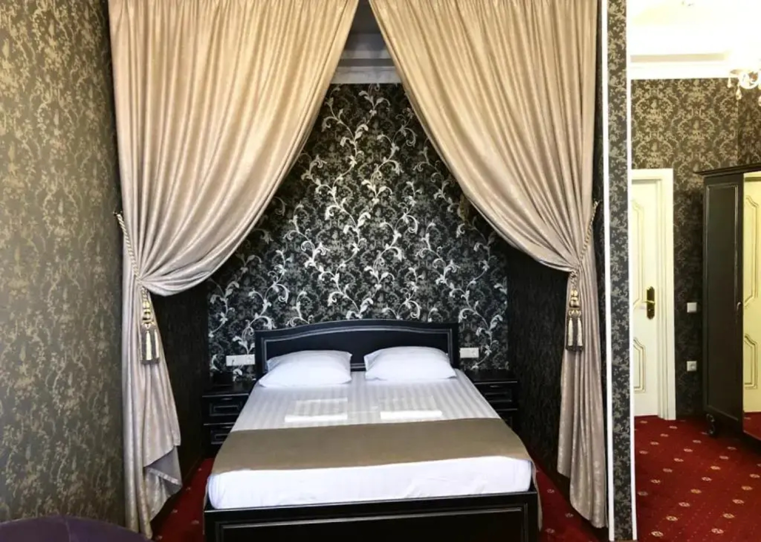 Отель Caesar Royal Palace