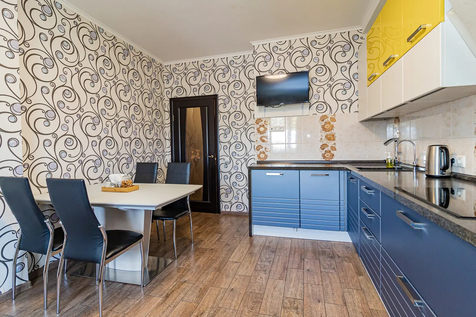 Квартира Просторная двухкомнатная недалеко от парка Галицкого