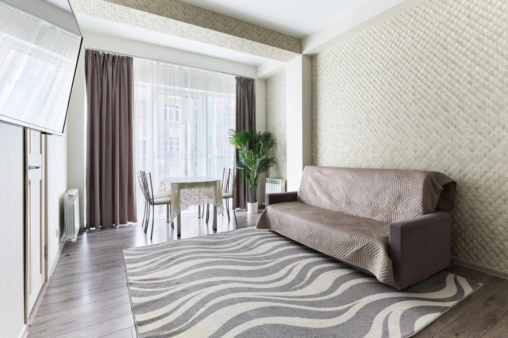 Квартира с изолированной спальней и балконом в 100 м от моря