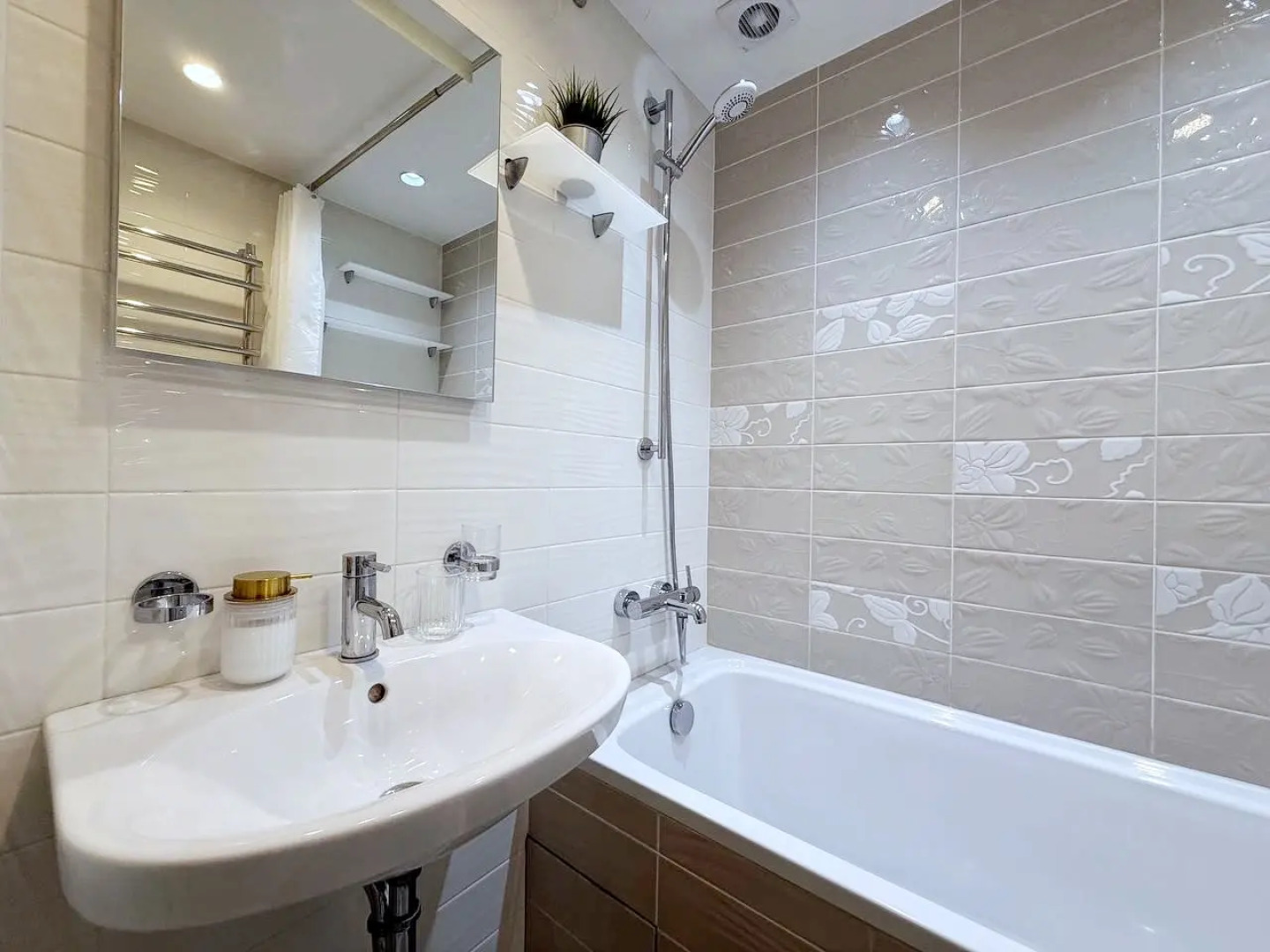 Апартаменты 4-комнатные HomeApart Сторожовская 8 (2)