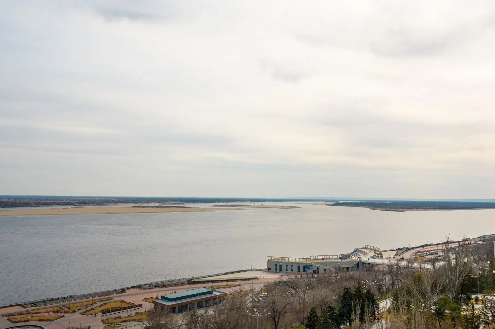 Трёхкомнатные апартаменты на Маршала Чуйкова