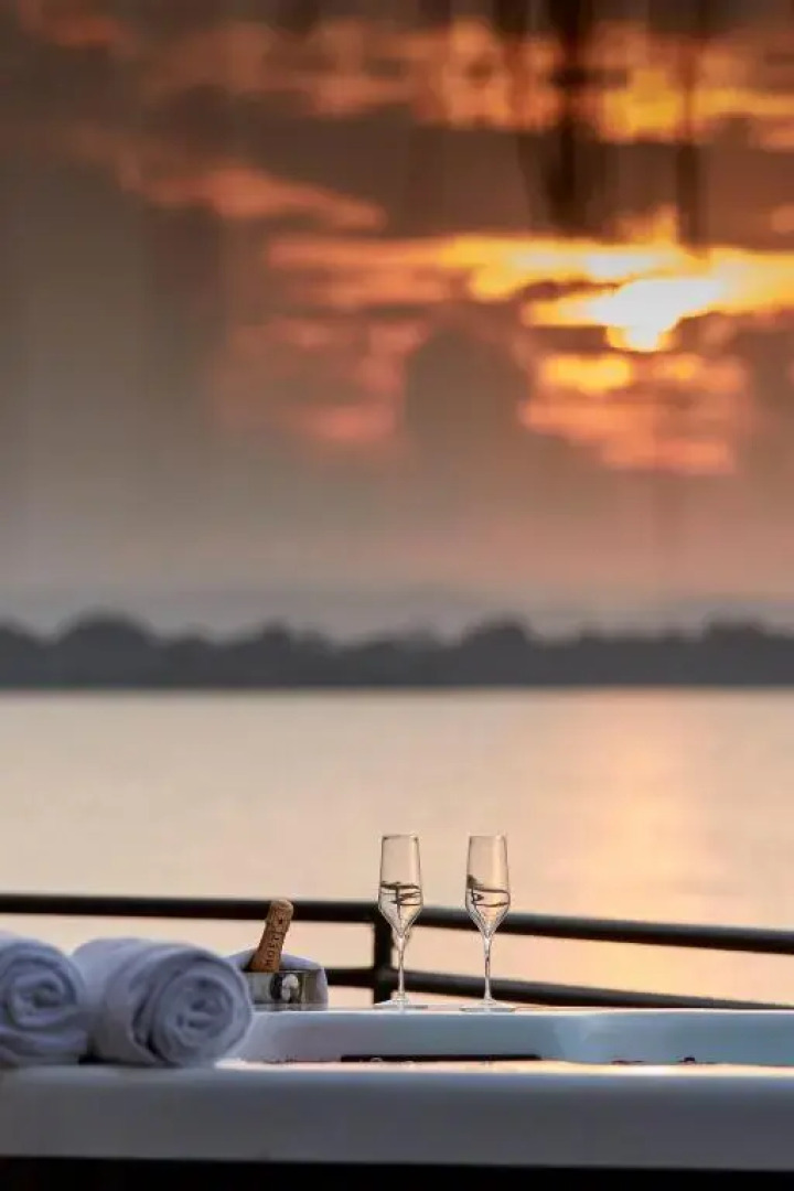 Отель EKHO Lake House - From Colonial Bungalow to Royal Retreat