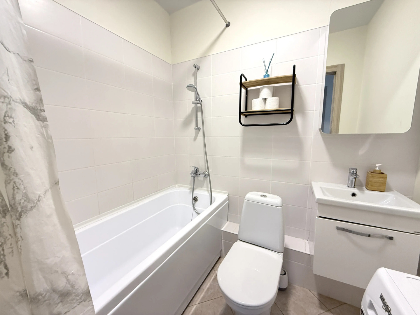 Апартаменты Элитные на берегу реки Тура с видом на Мост Влюбленных