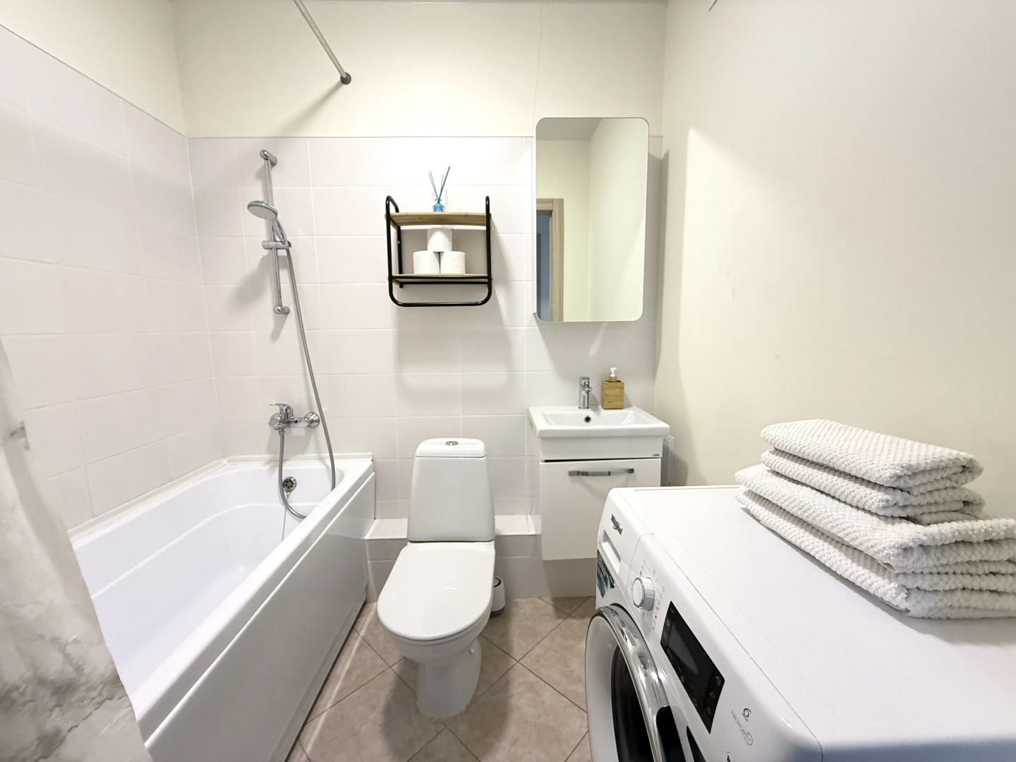 Апартаменты Элитные на берегу реки Тура с видом на Мост Влюбленных