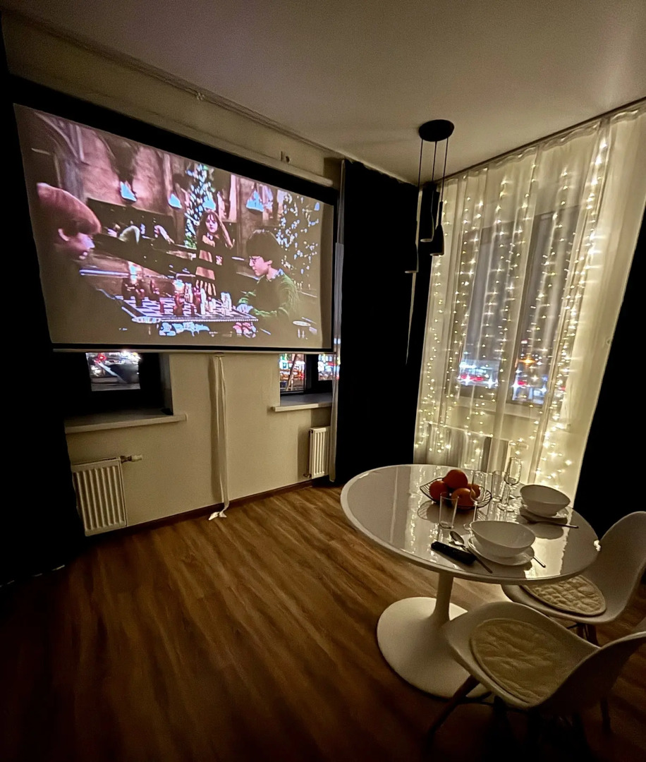 Квартира с проектором у метро в новом доме