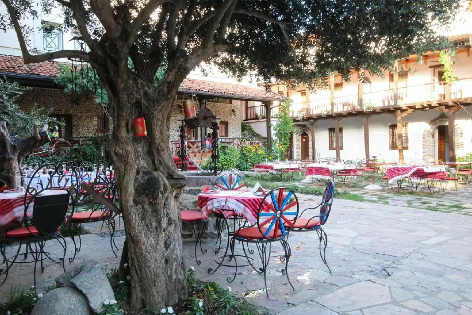 Отель Tradita Geg & Tosk