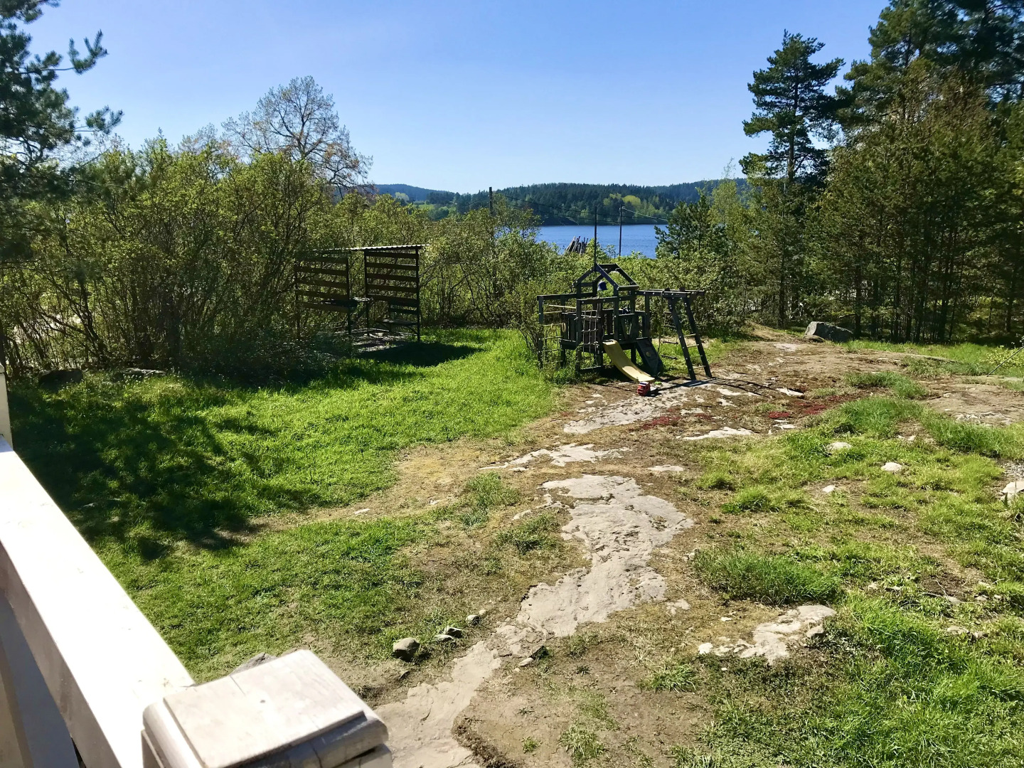 Частный дом Дом на скале с видом на озеро.