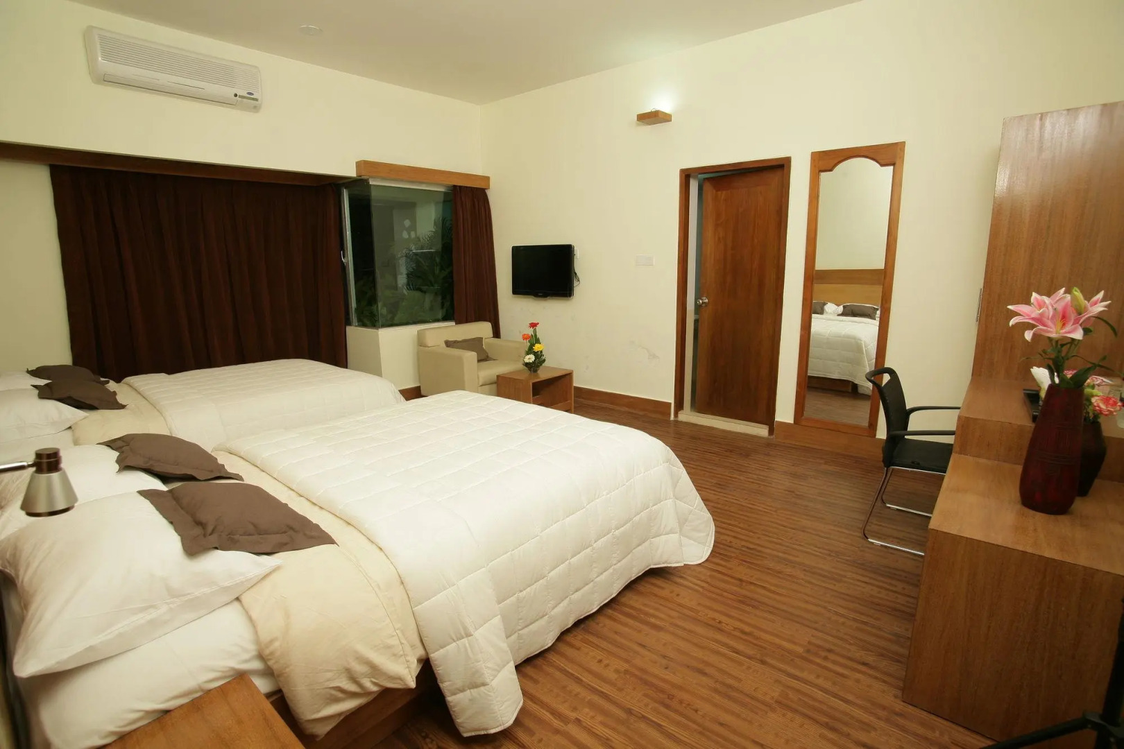 Отель Richmond Hotel & Suites