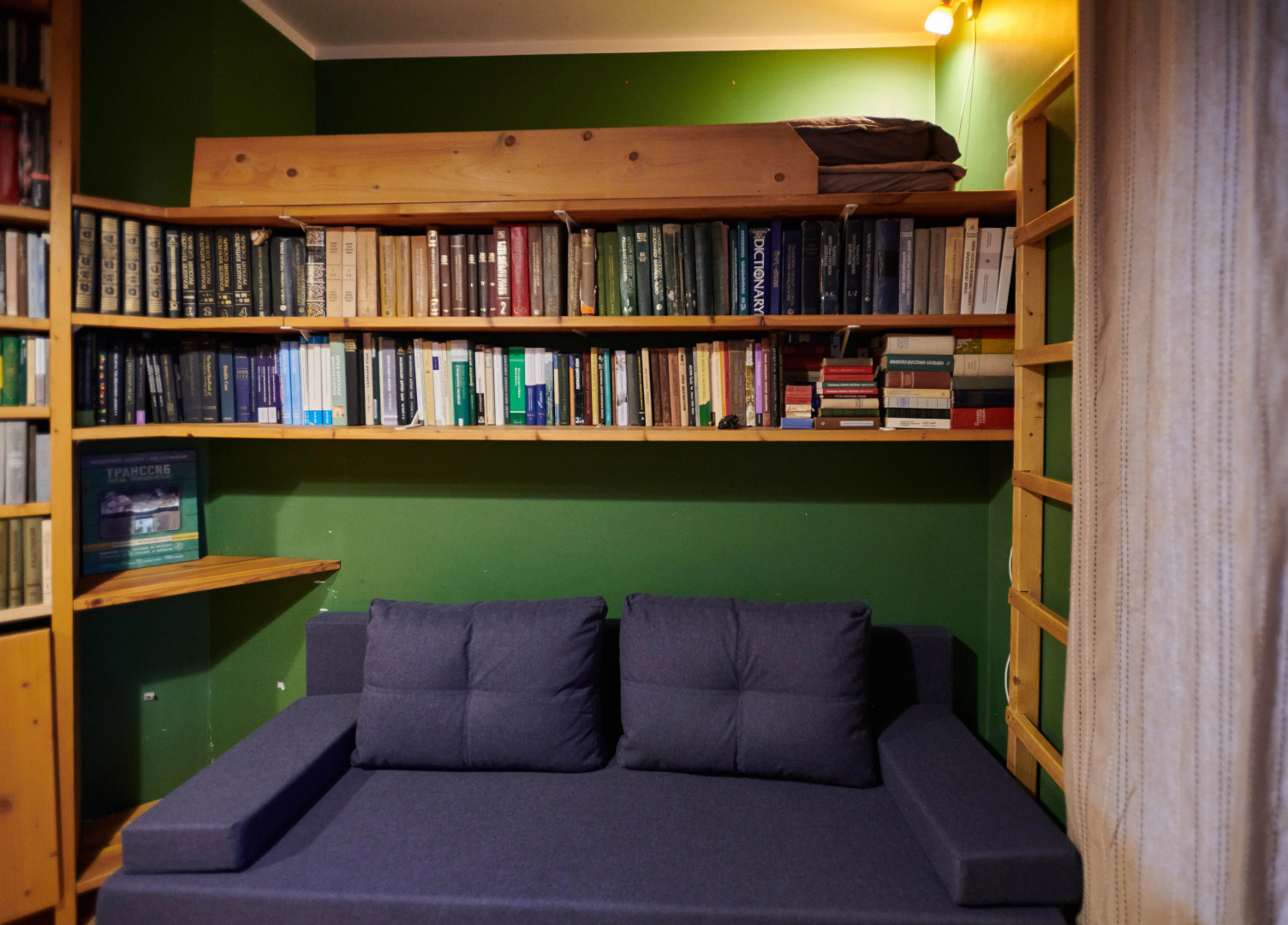 Квартира старинная мебель в лучах солнца