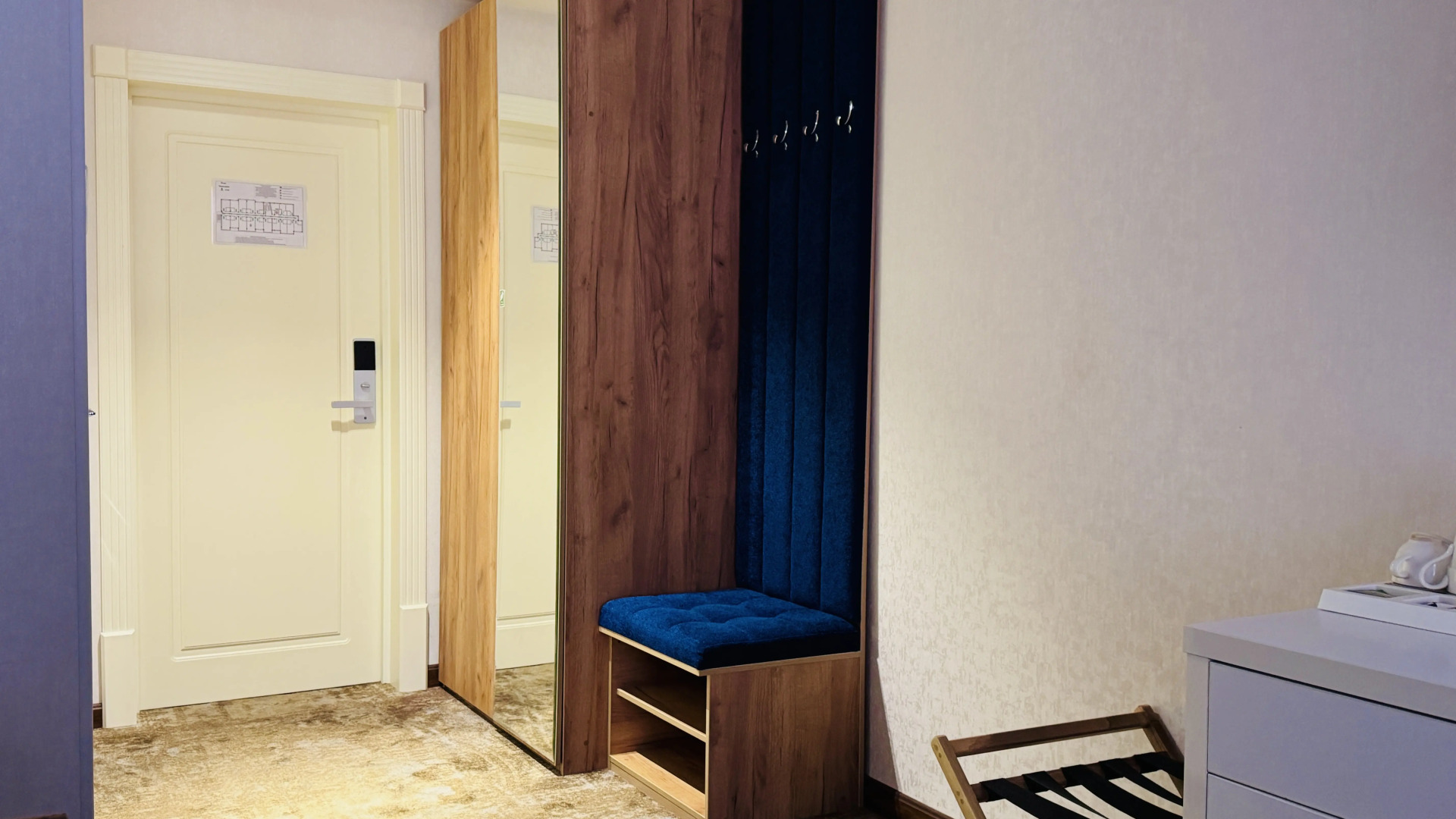 Отель Garnet Mir